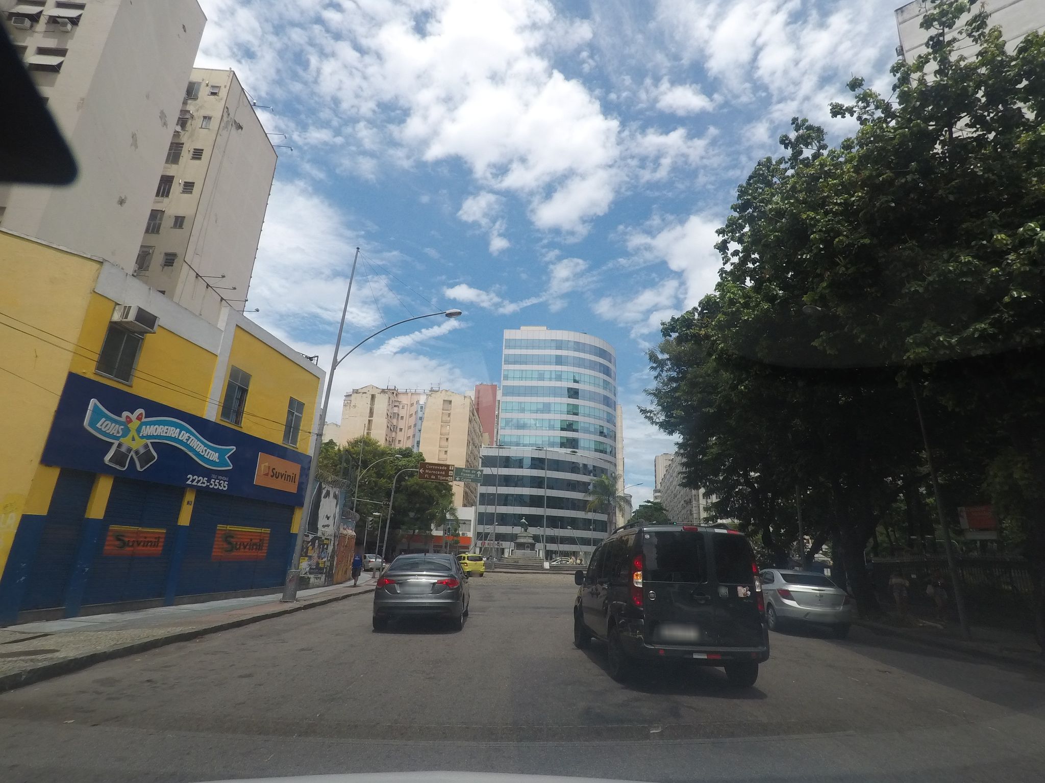 Street-level view near Edifício Palazzo Baependi, Flamengo