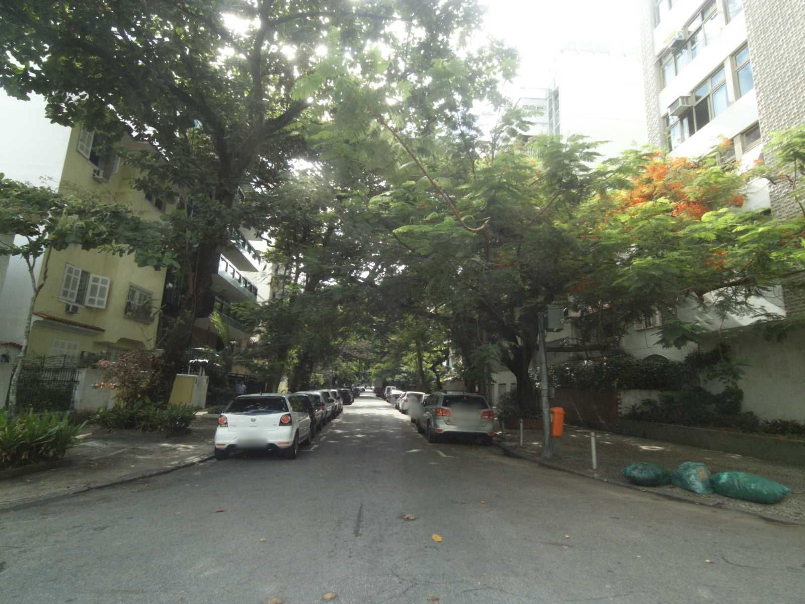 Street-level view near Edifício Palazzo Corallo, Ipanema