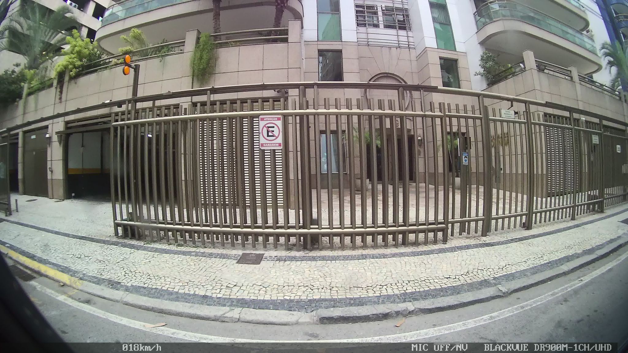 Street-level view near Edifício Palazzo de Olinda, Botafogo
