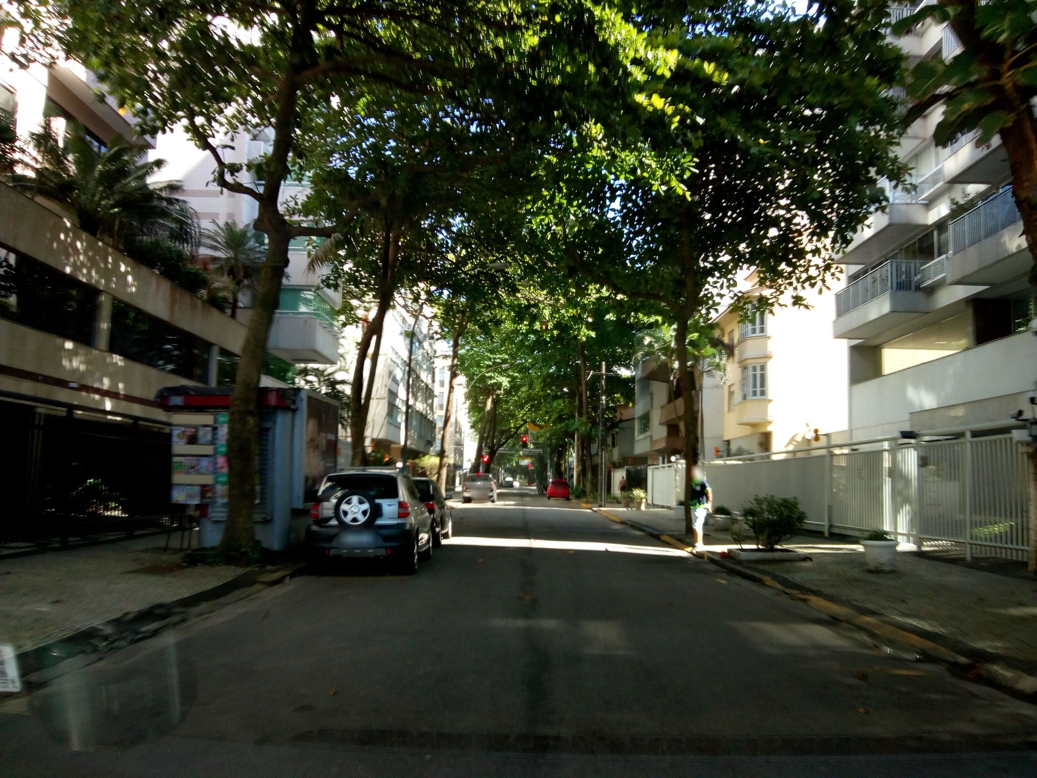 Street-level view near Edifício Palladium, Leblon