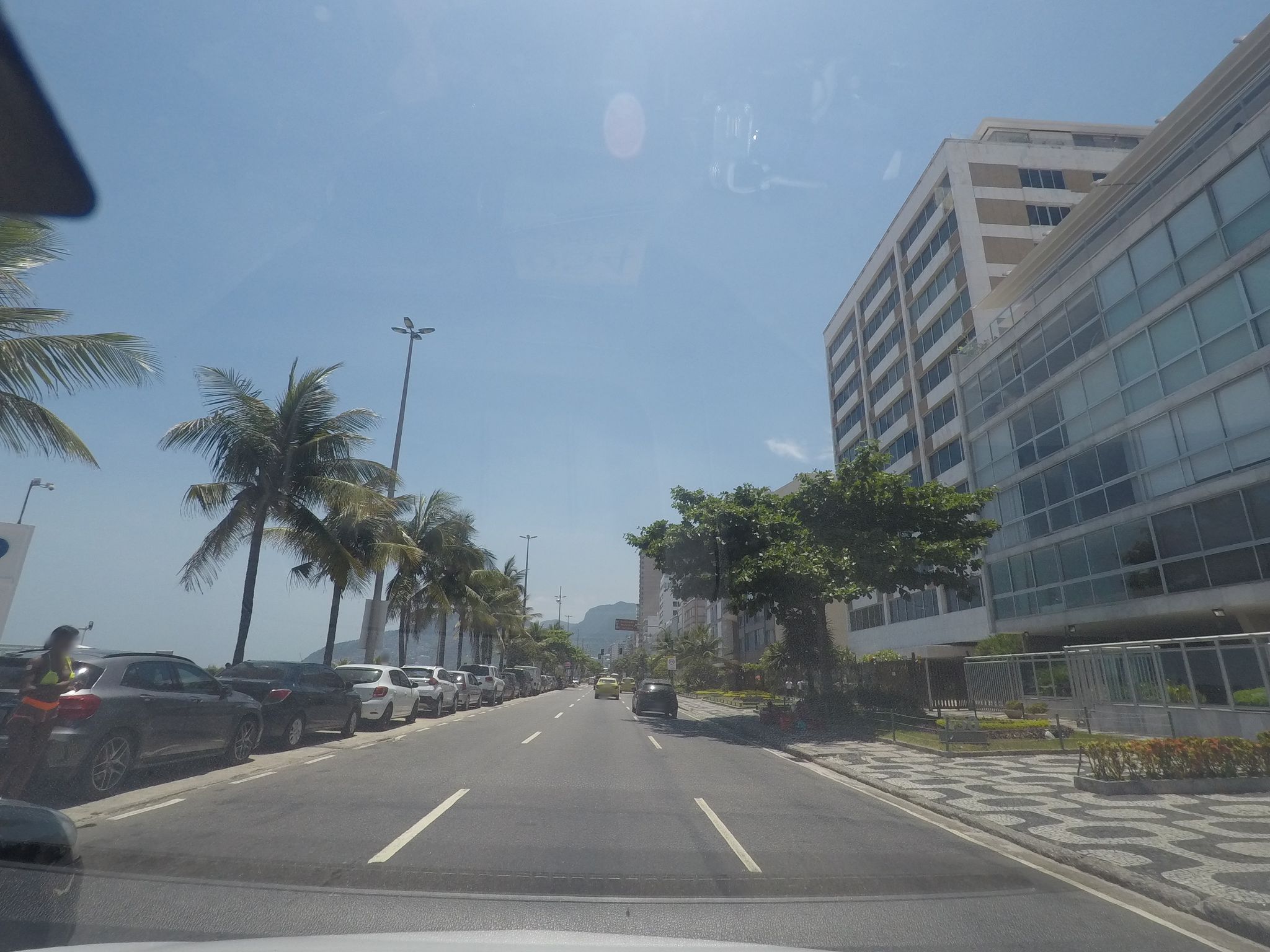 Street-level view near Edifício Palmas, Ipanema