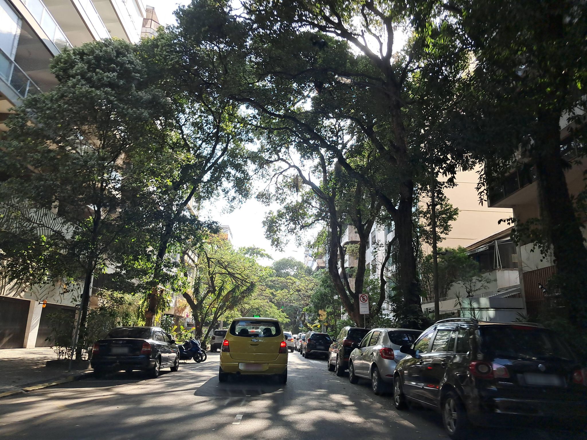 Street-level view near Edifício Paloma, Ipanema