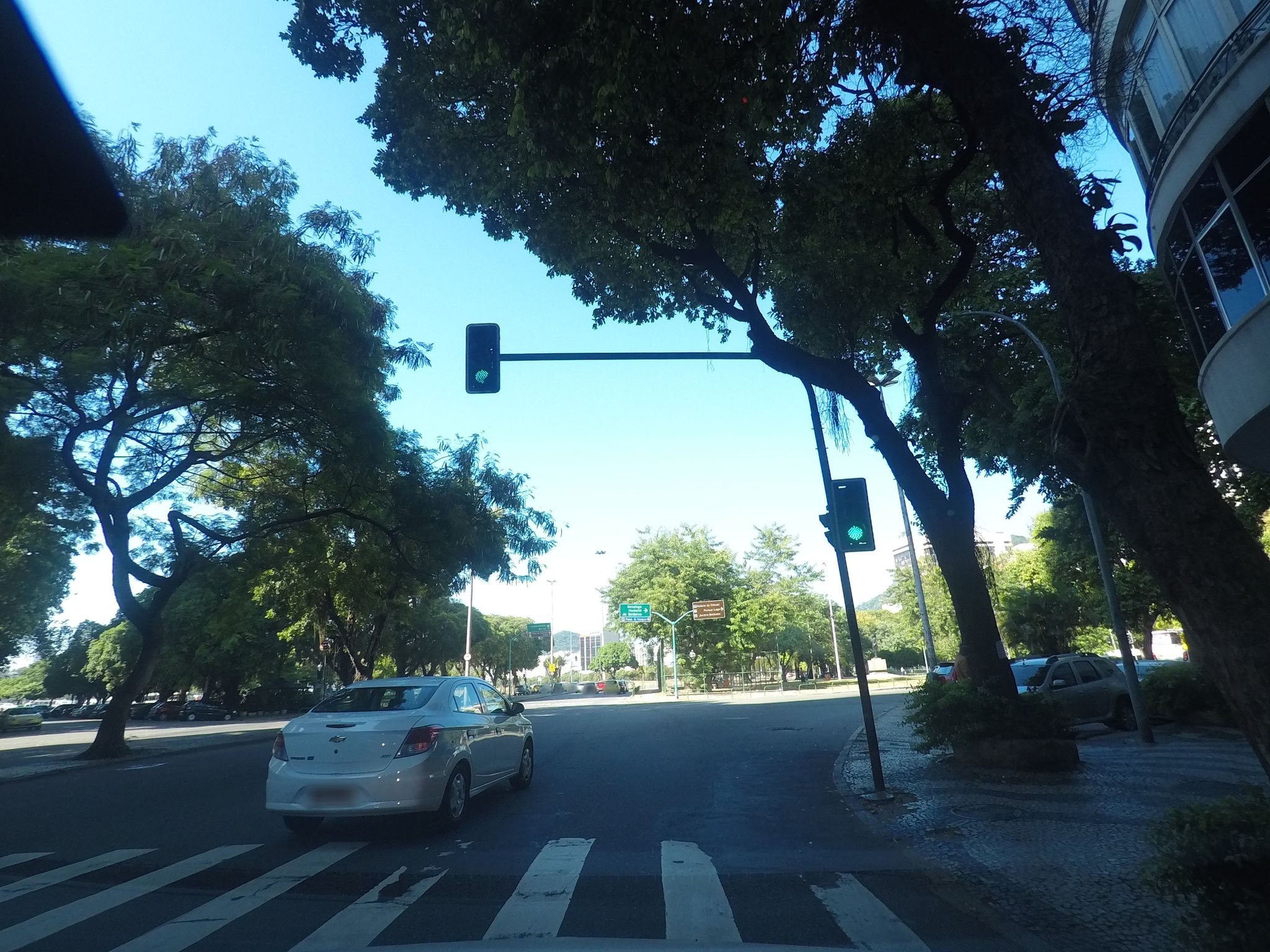 Street-level view near Edifício Panorama, Flamengo
