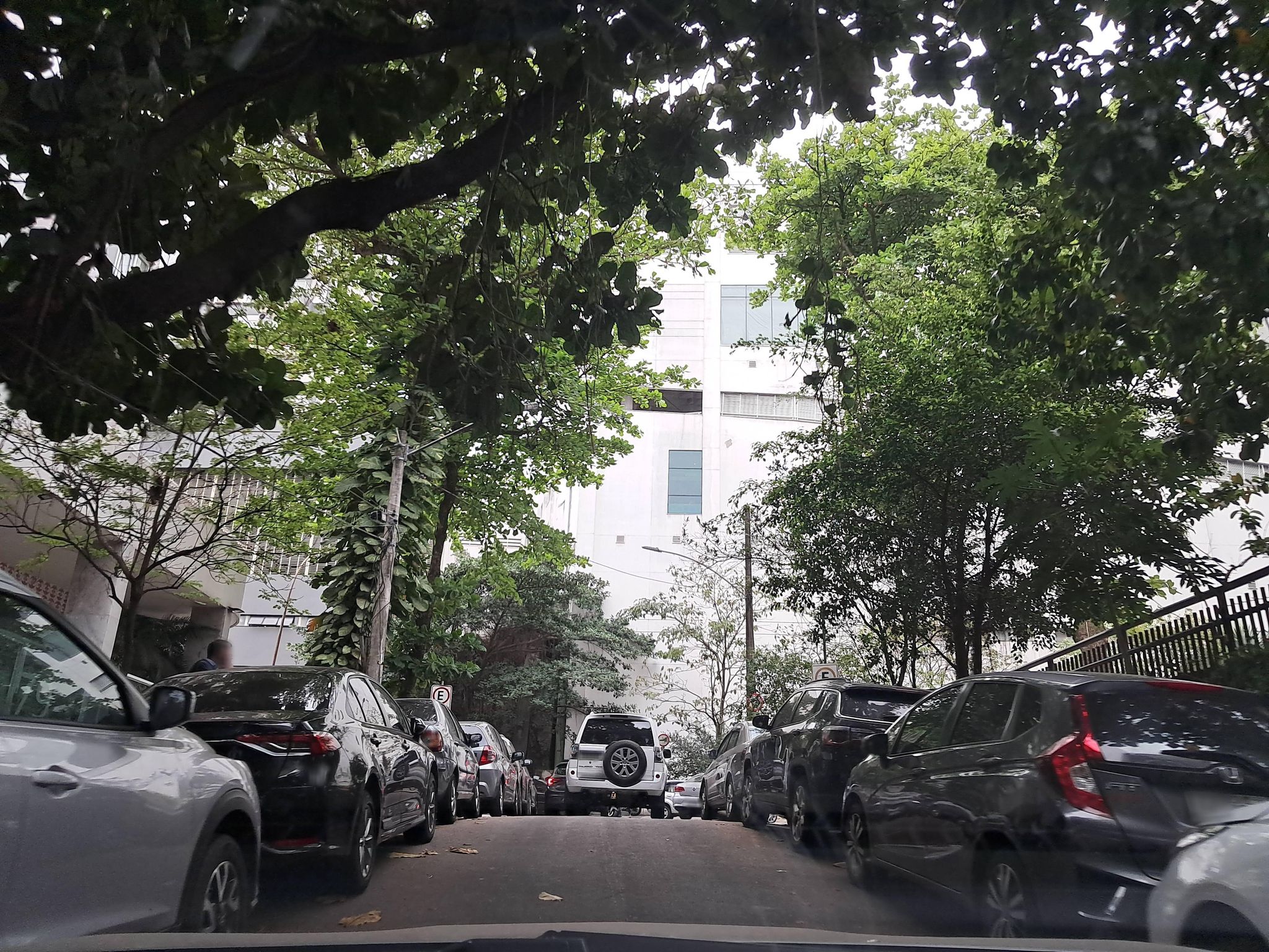 Street-level view near Edifício Panorama, Leblon