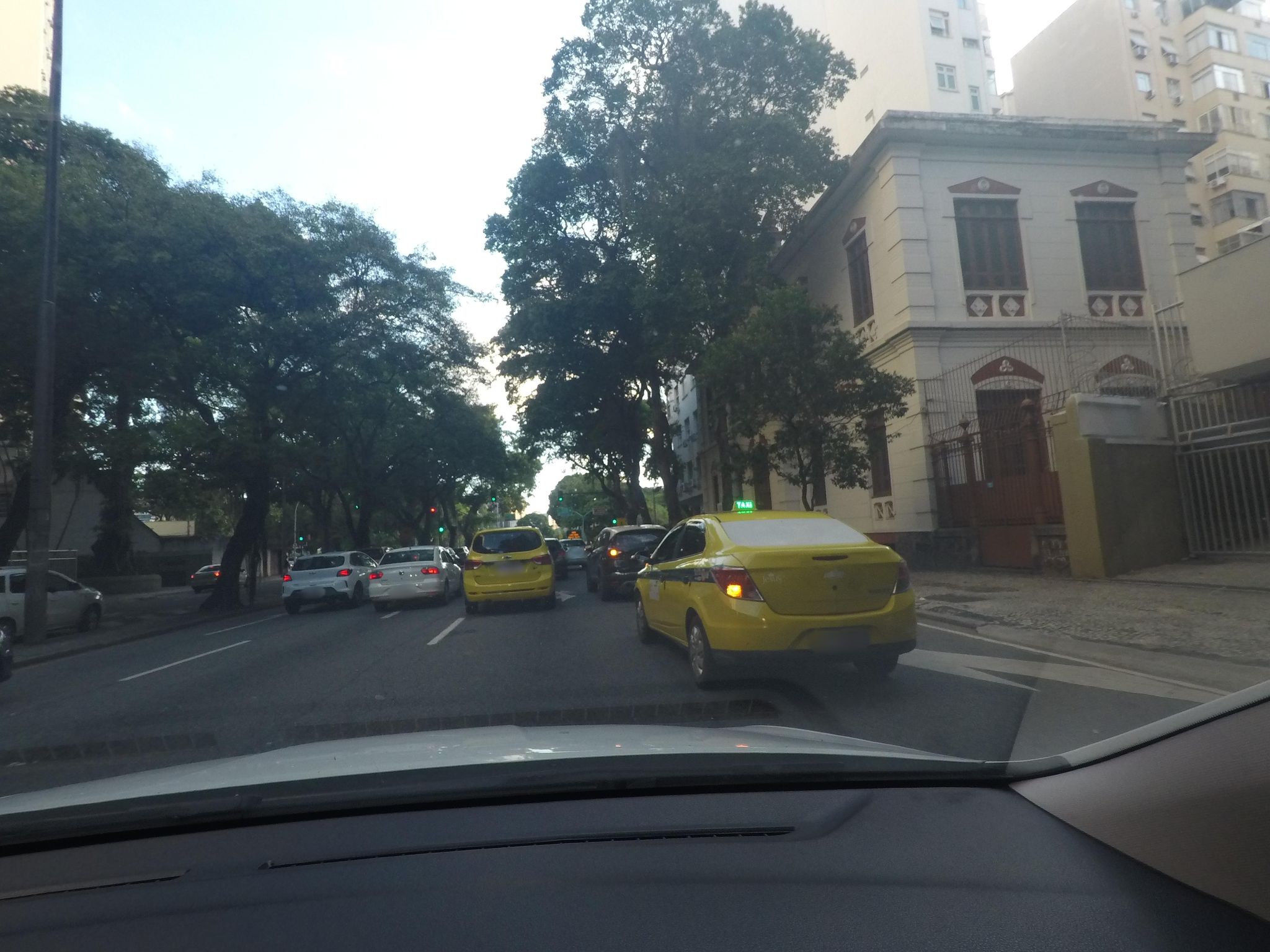 Street-level view near Edifício Panorama, Botafogo