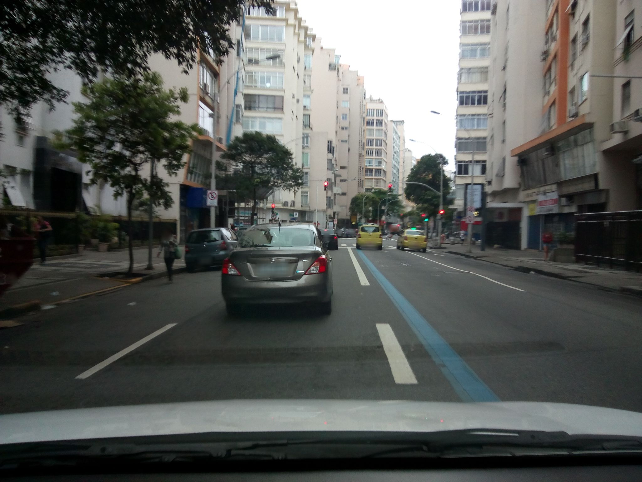 Street-level view near Edifício Paquequer, Leme
