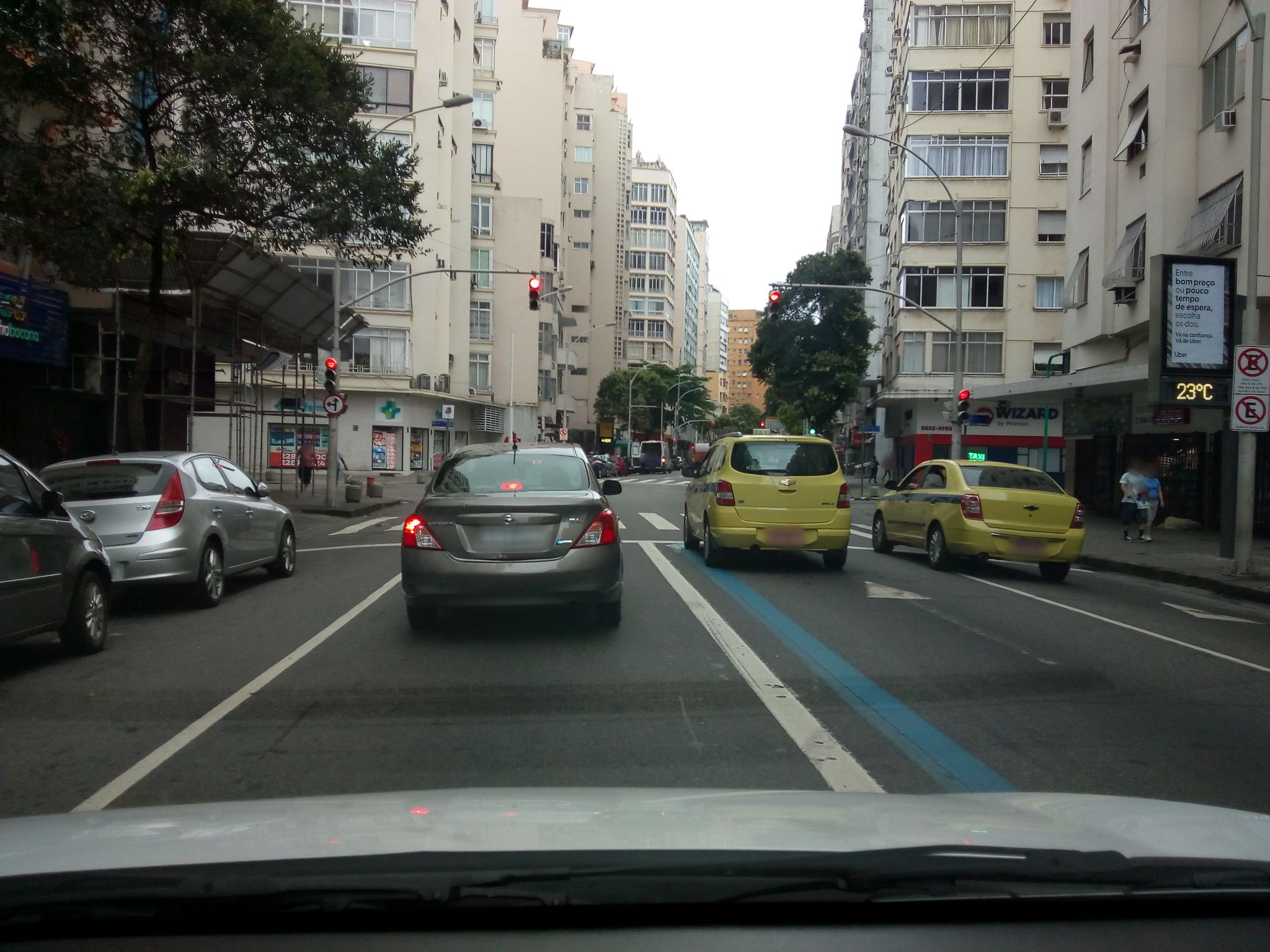 Street-level view near Edifício Paquequer, Copacabana