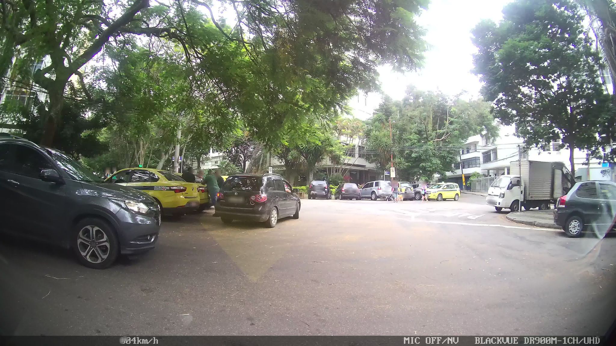 Street-level view near Edifício Paquetá, Laranjeiras