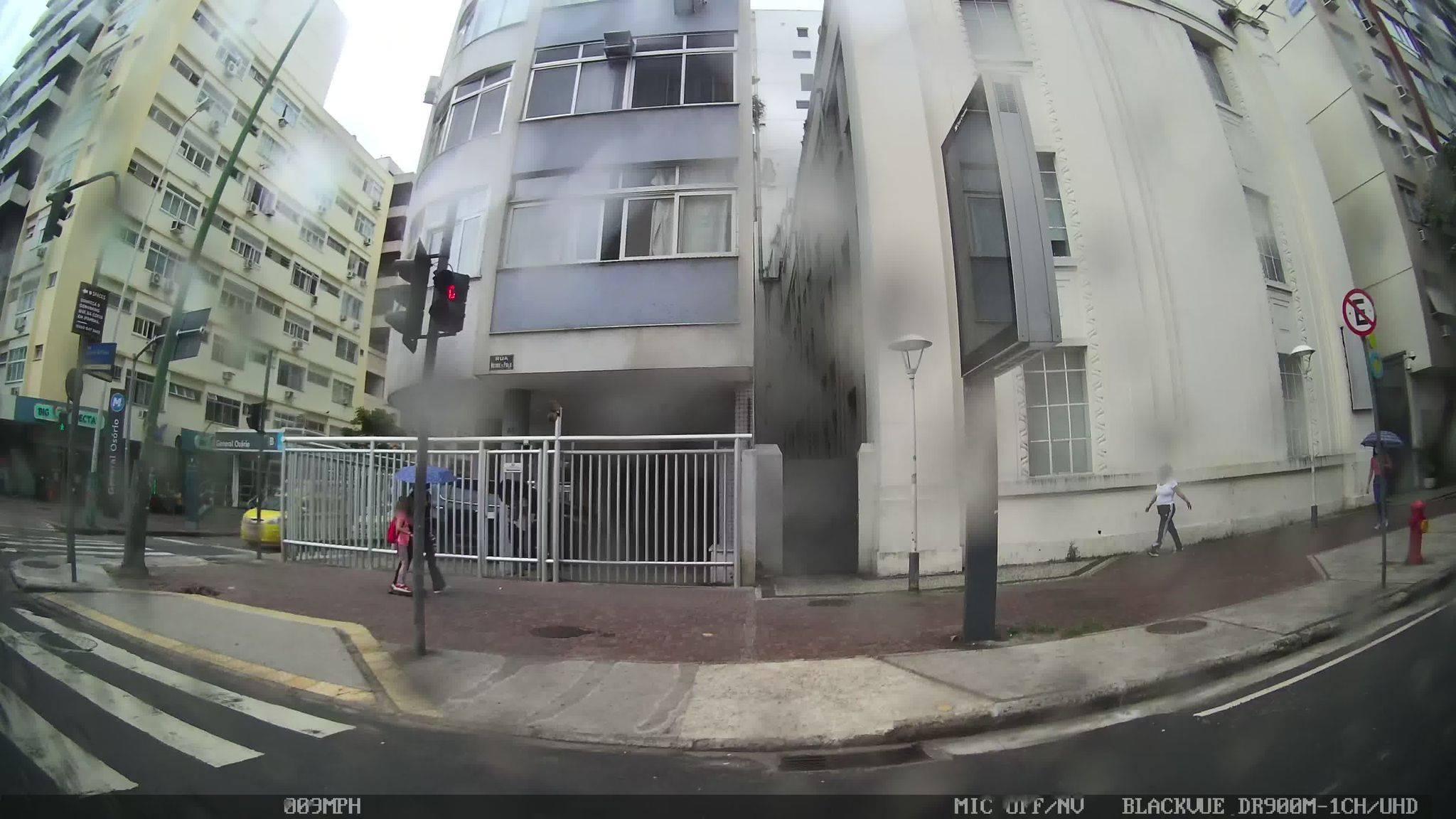 Street-level view near Edifício Paranoá, Ipanema