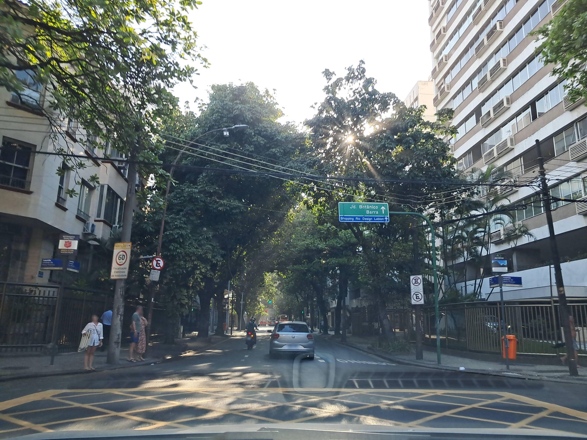 Street-level view near Edifício Parente, Leblon