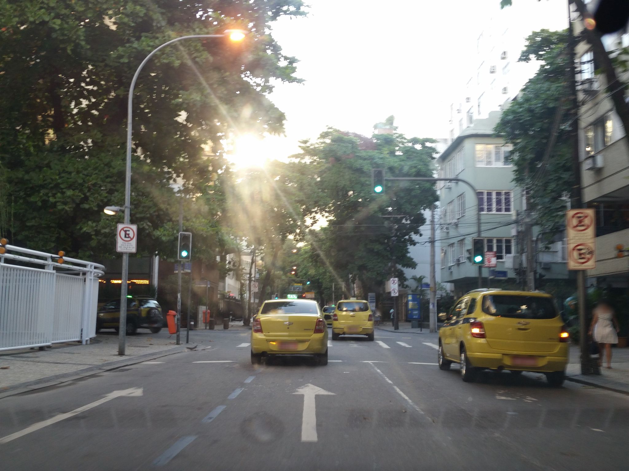 Street-level view near Edifício Park Lane, Leblon