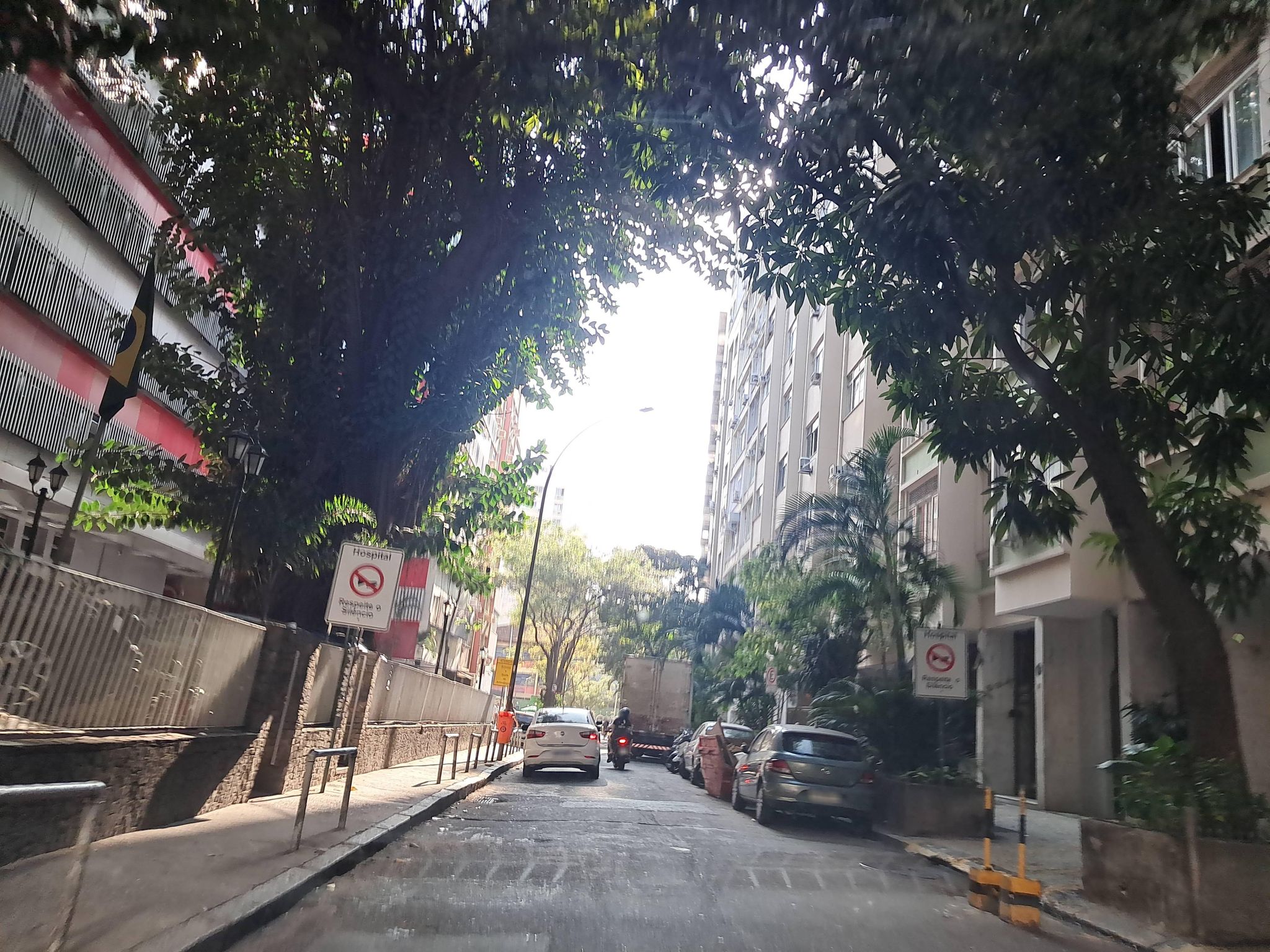 Street-level view near Edifício Parreiras, Copacabana