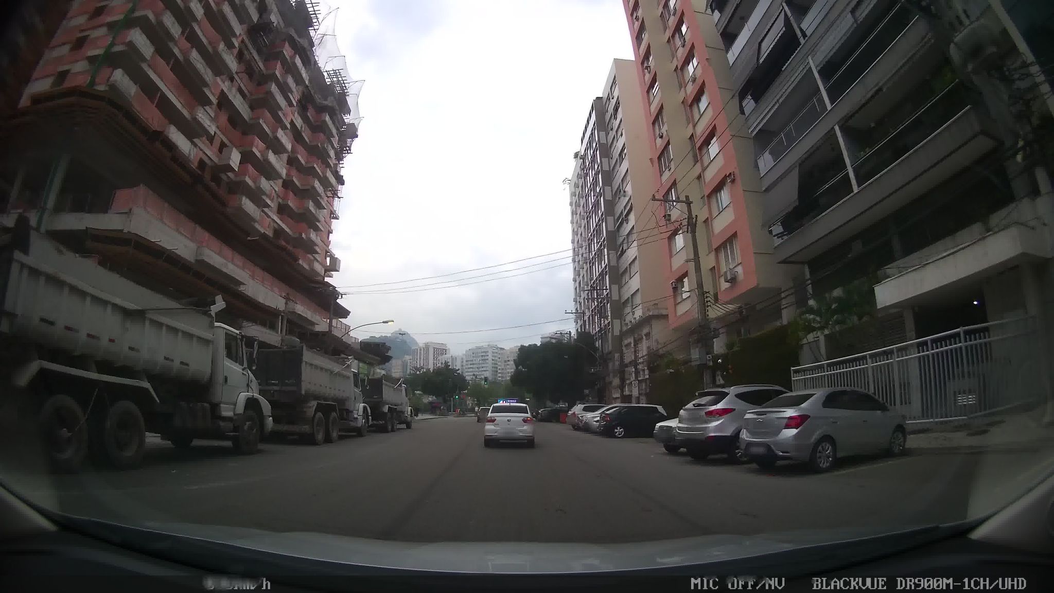 Street-level view near Edifício Pasmado, Botafogo