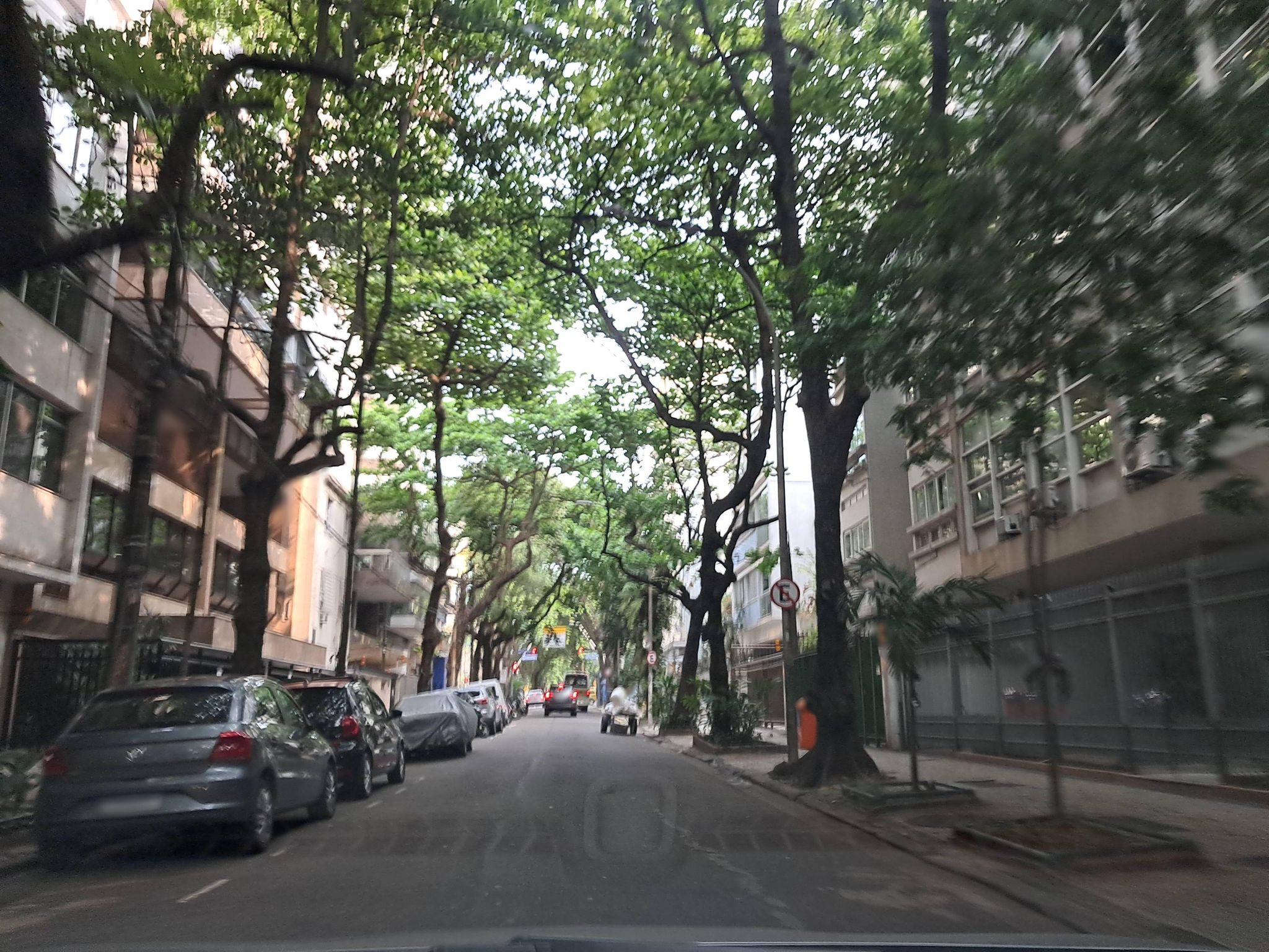 Street-level view near Edifício Patricia, Leblon
