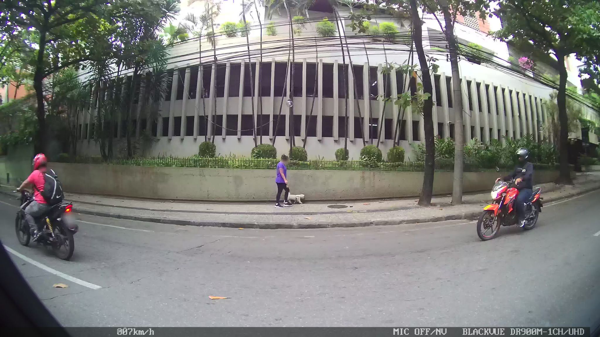 Street-level view near Edifício Paul Eduard, Humaitá