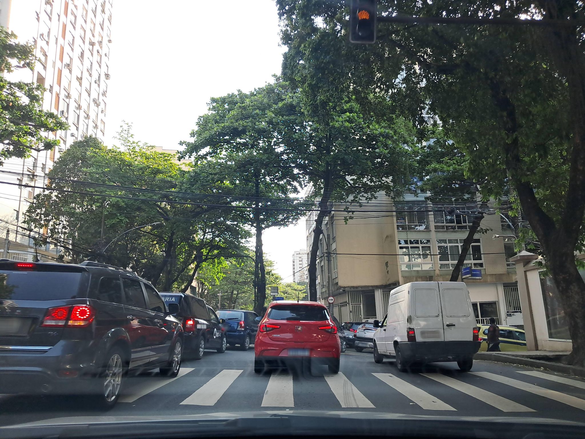 Street-level view near Edifício Paul Eduard, Botafogo