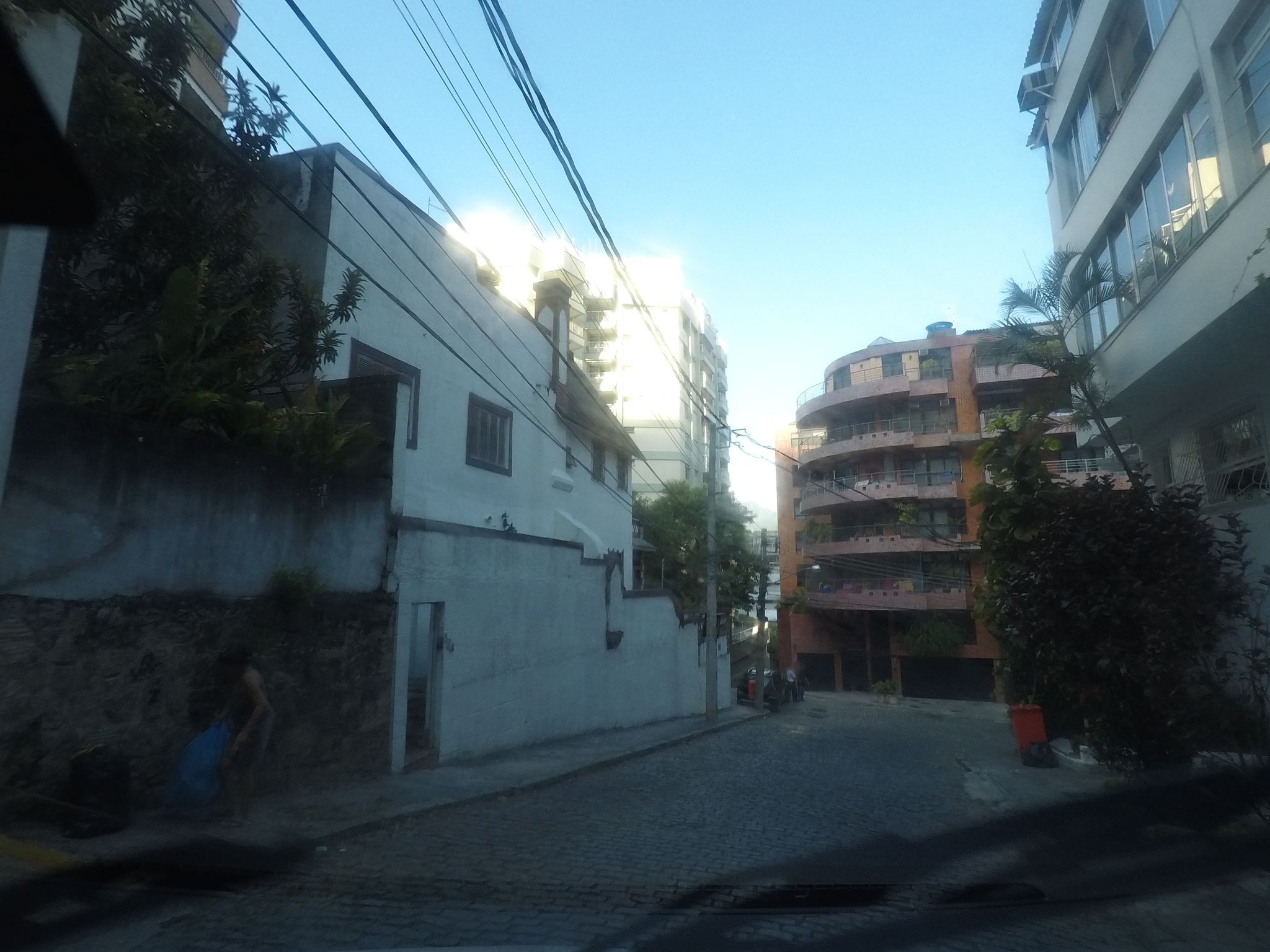 Street-level view near Edifício Paula, Lagoa