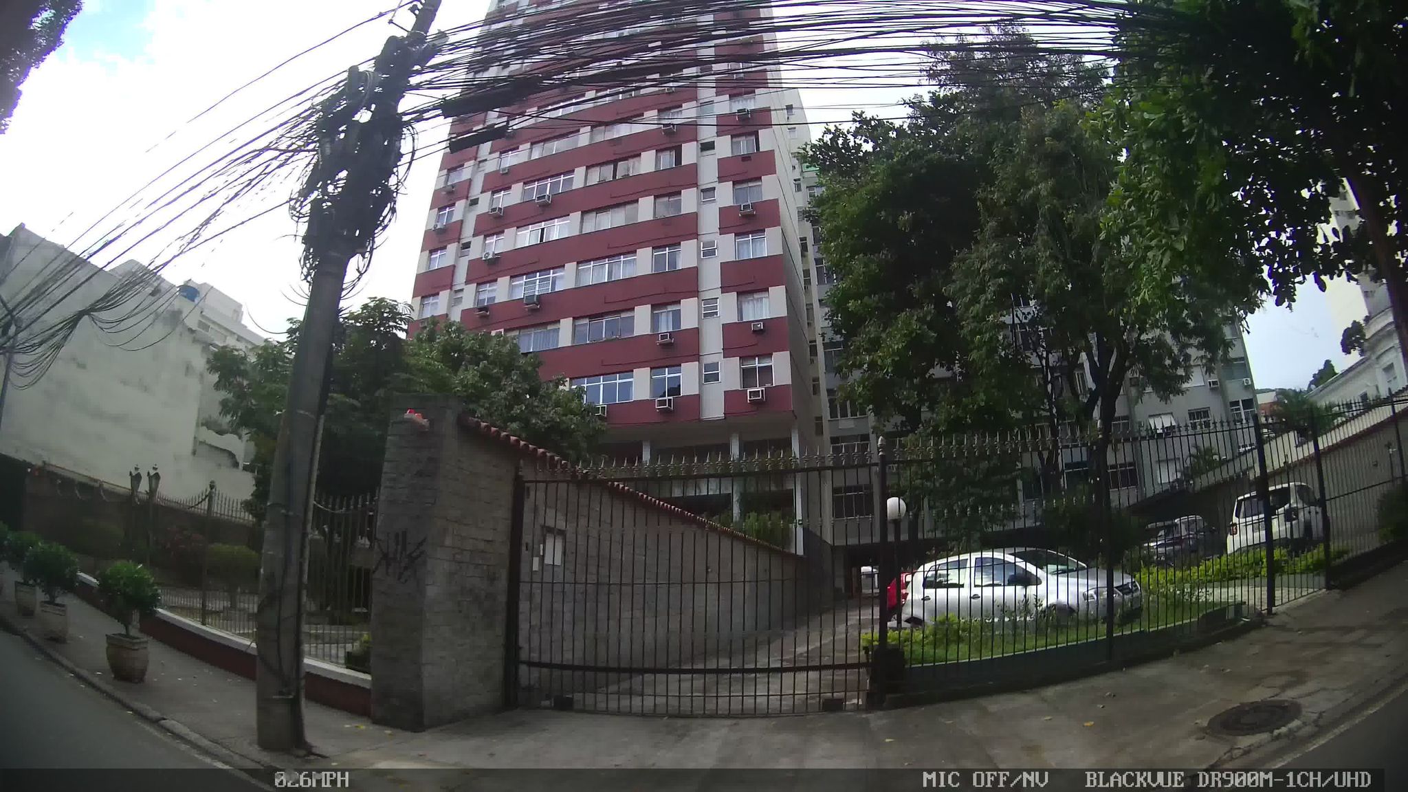 Street-level view near Edifício Paulo Cavalcante, Botafogo