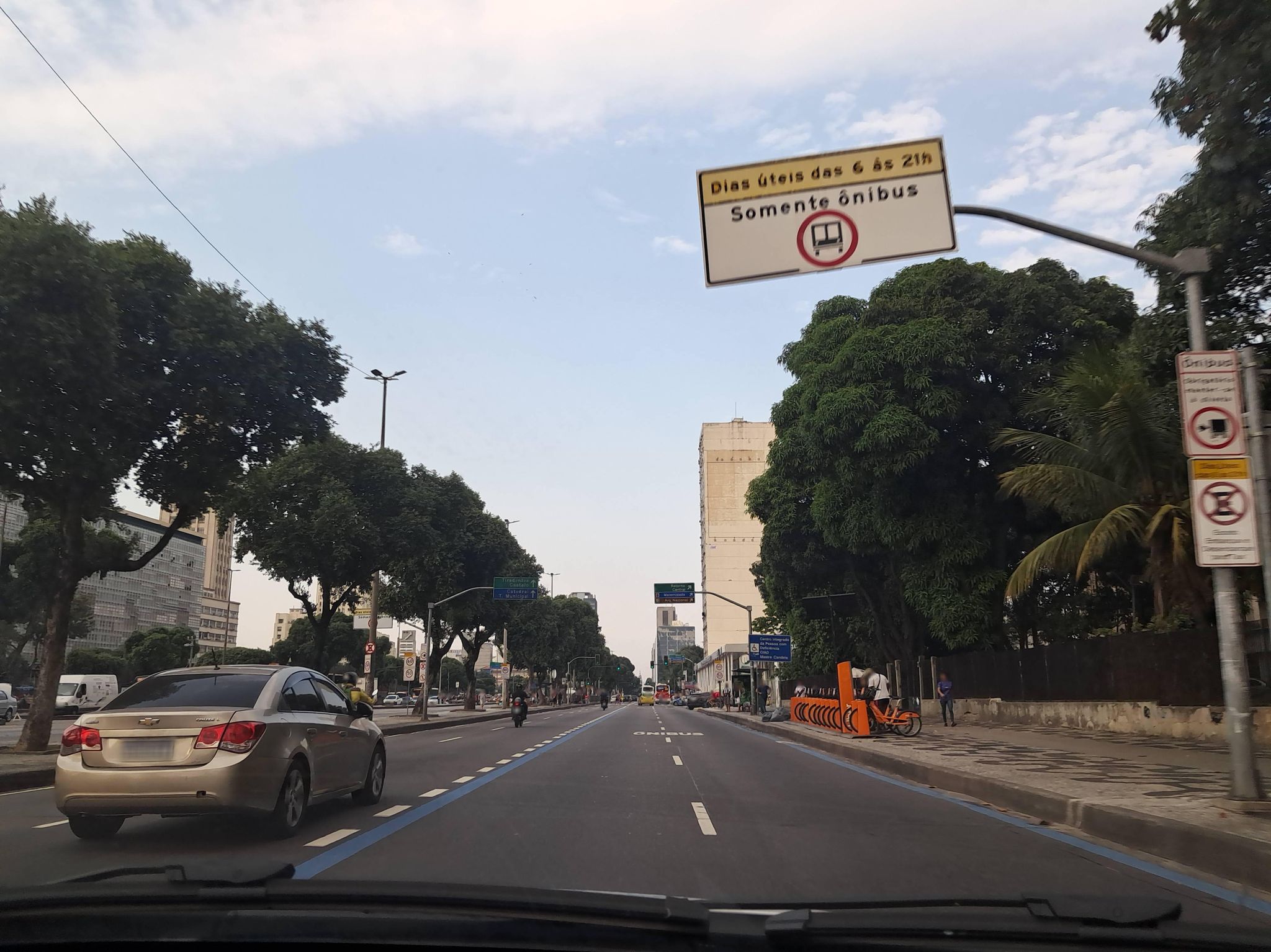 Street-level view near Edifício Paulo de Frontin, Centro