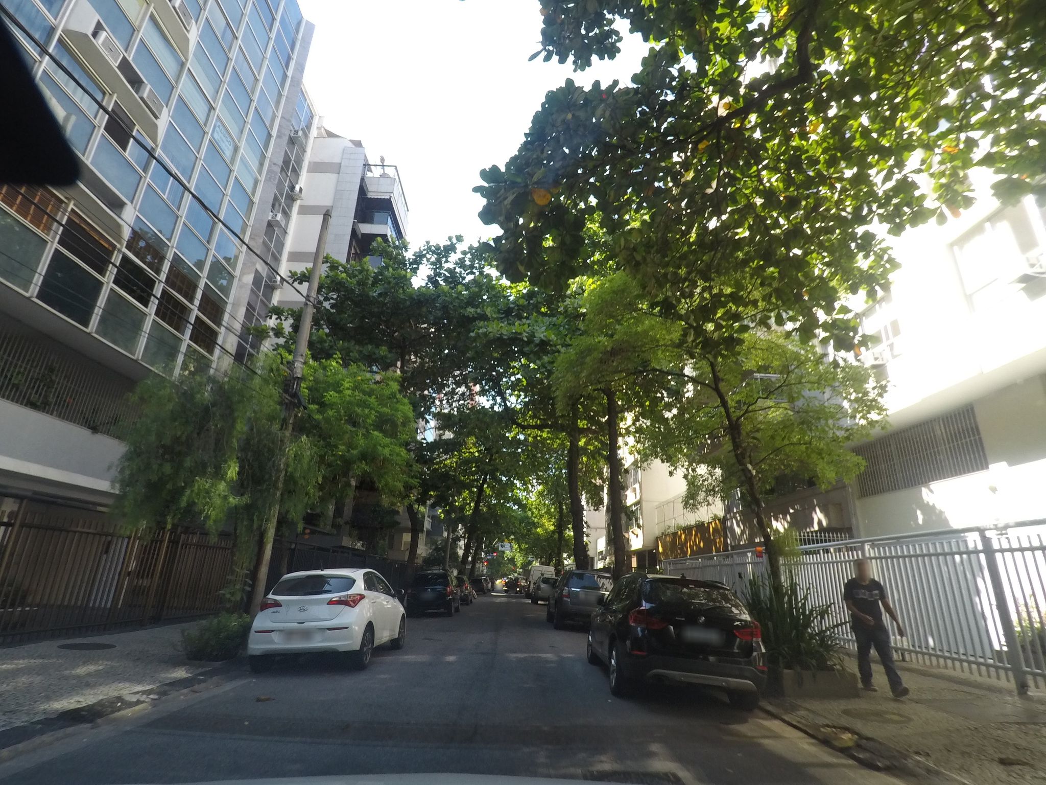 Street-level view near Edifício Paulo de Tarso, Leblon