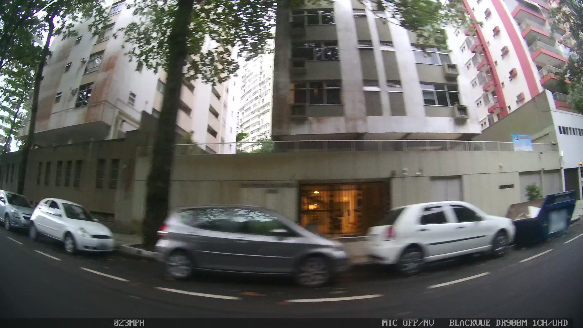 Street-level view near Edifício Pedra da Gavea, São Conrado