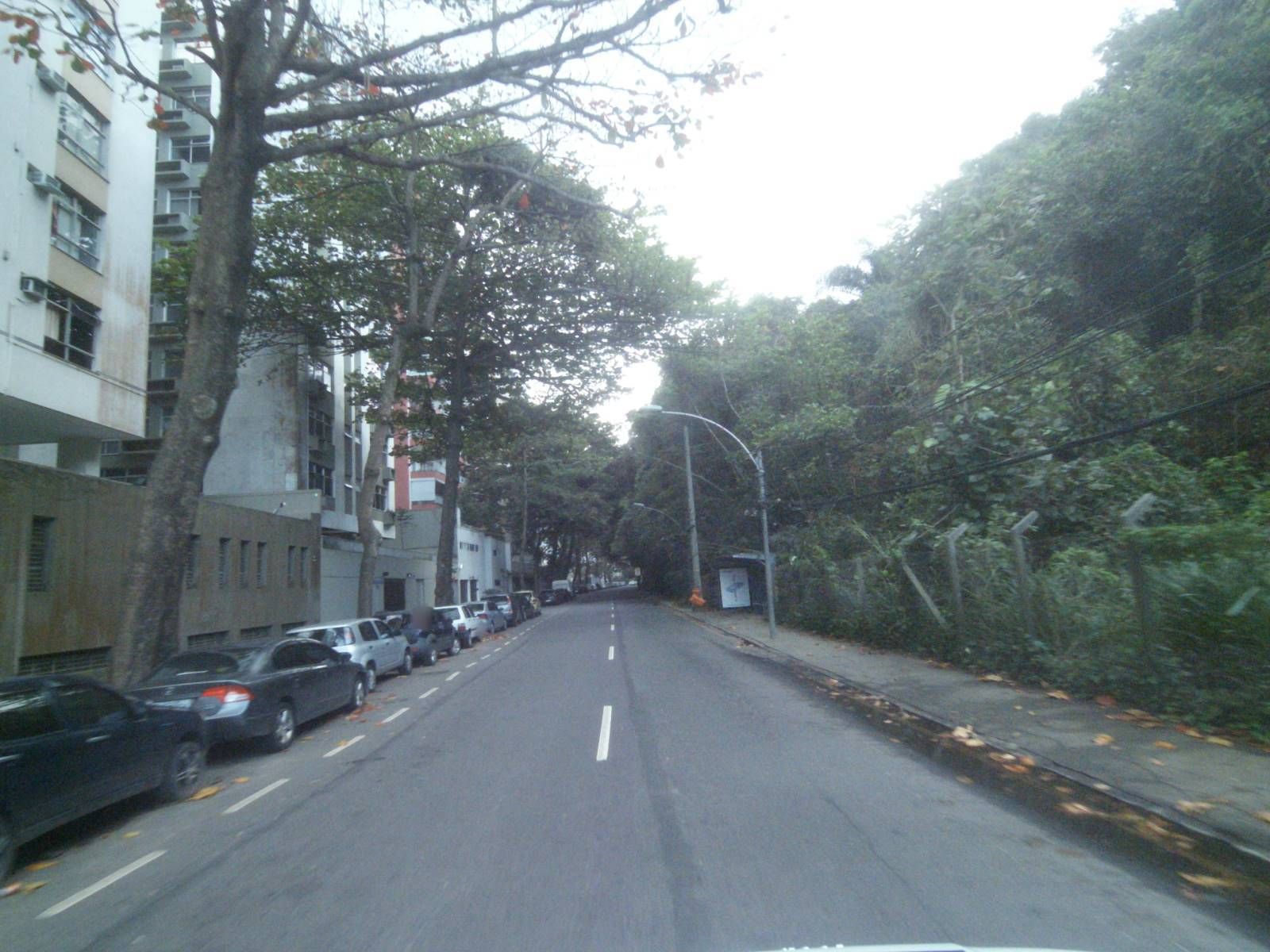 Street-level view near Edifício Pedra da Gavea, Vidigal