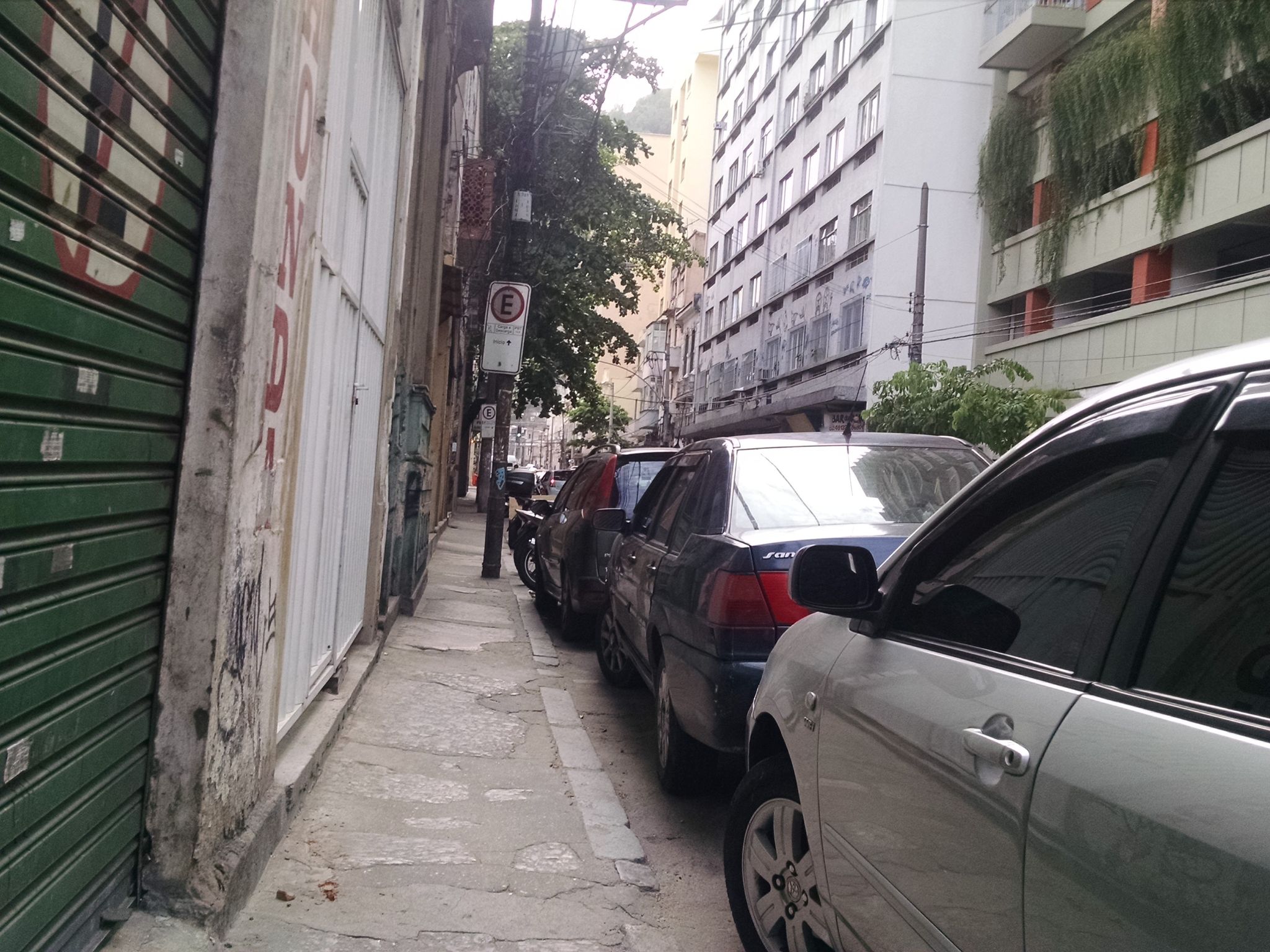 Street-level view near Edifício Pedro Américo, Catete