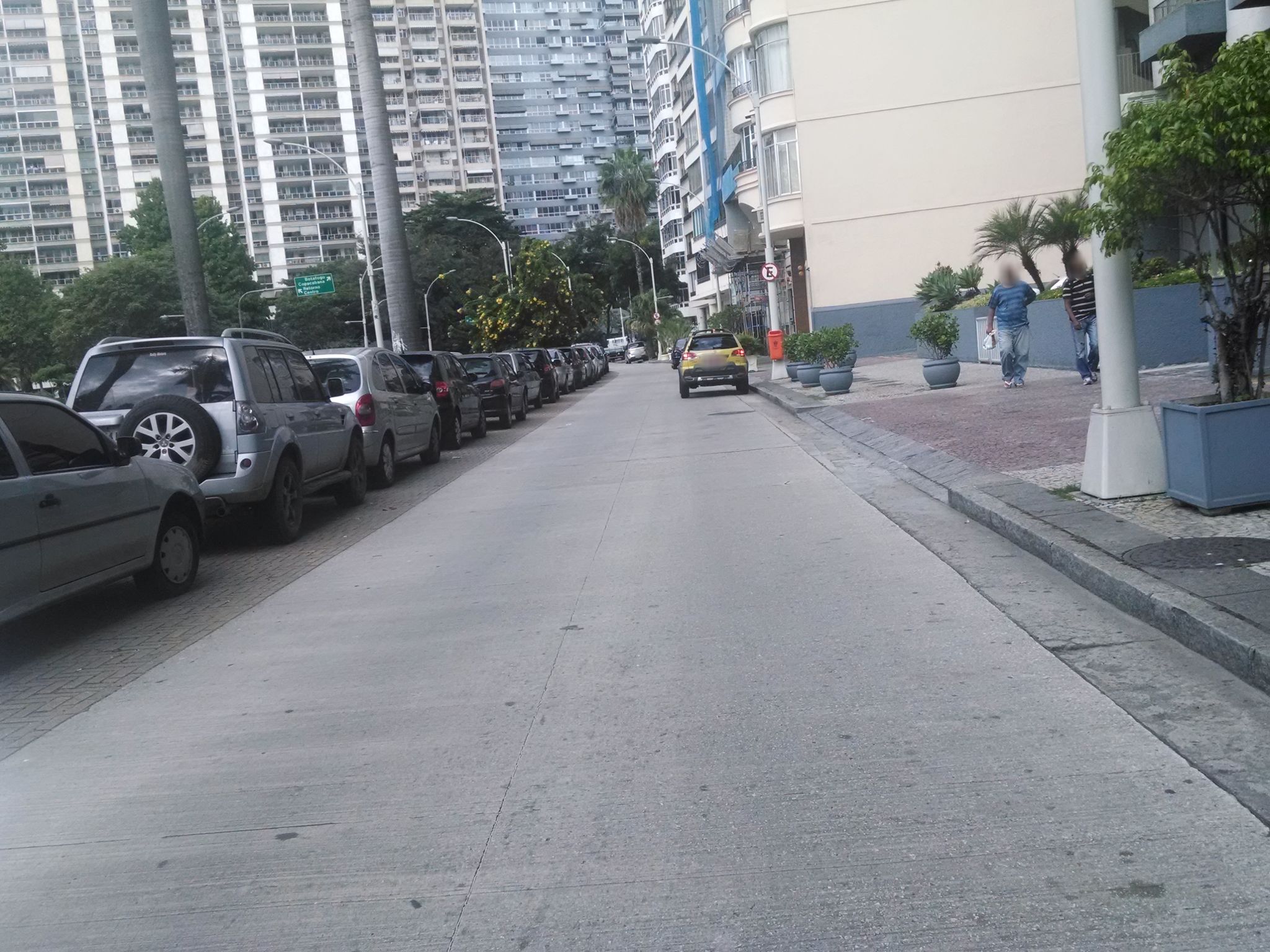 Street-level view near Edifício Pelotas, Glória