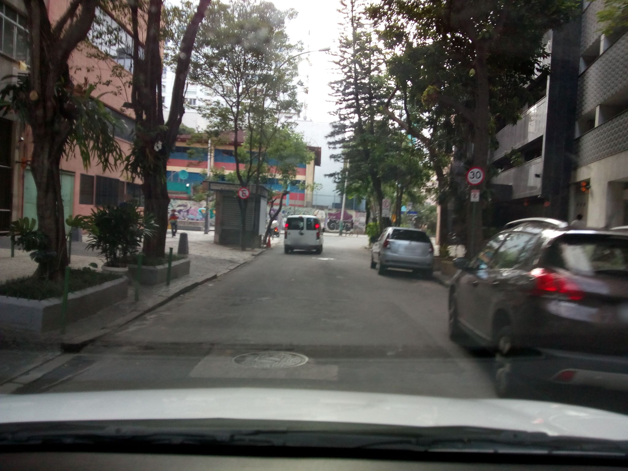 Street-level view near Edifício Pena Branca, Copacabana