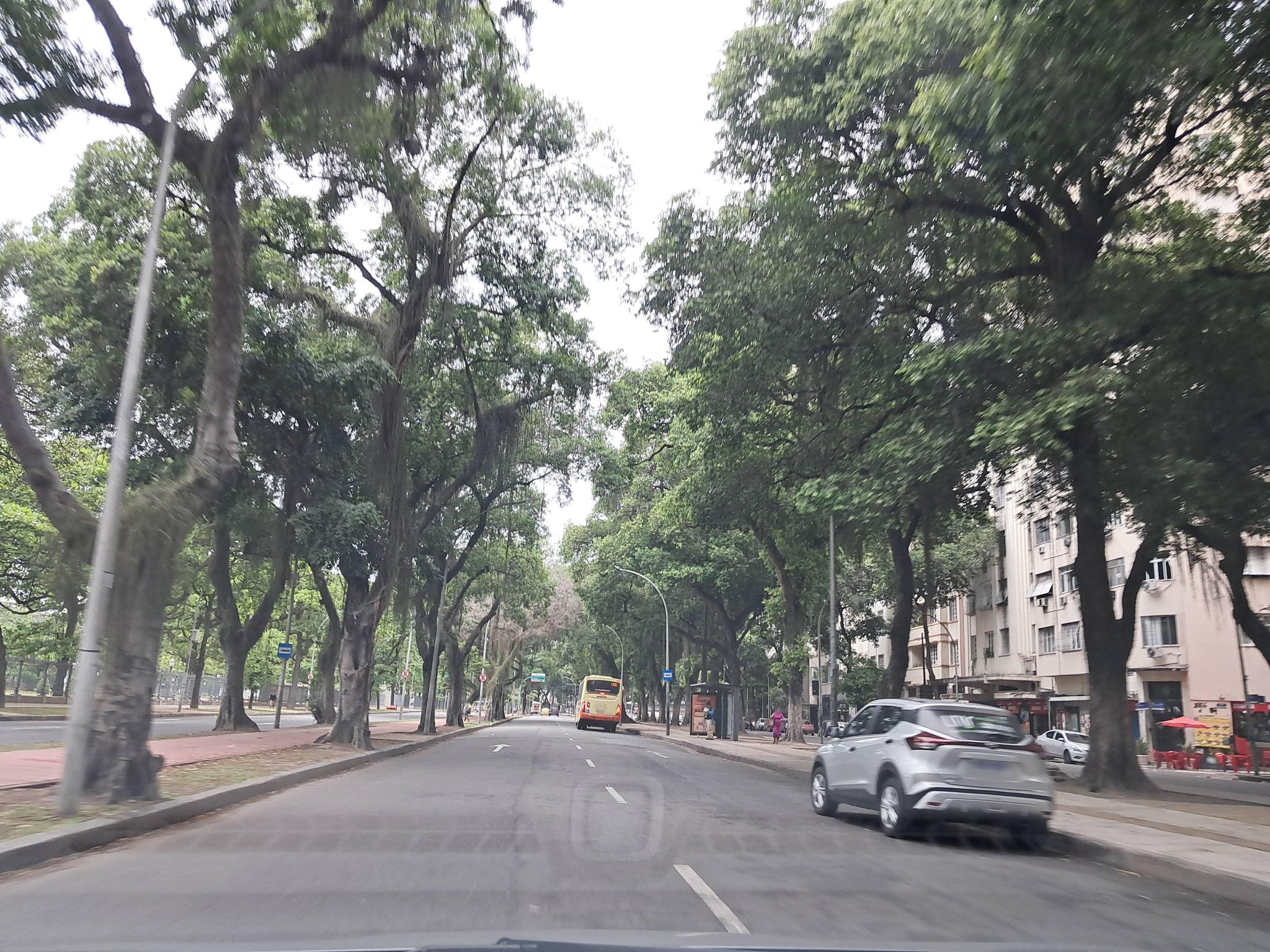 Street-level view near Edifício Pena Branca, Glória