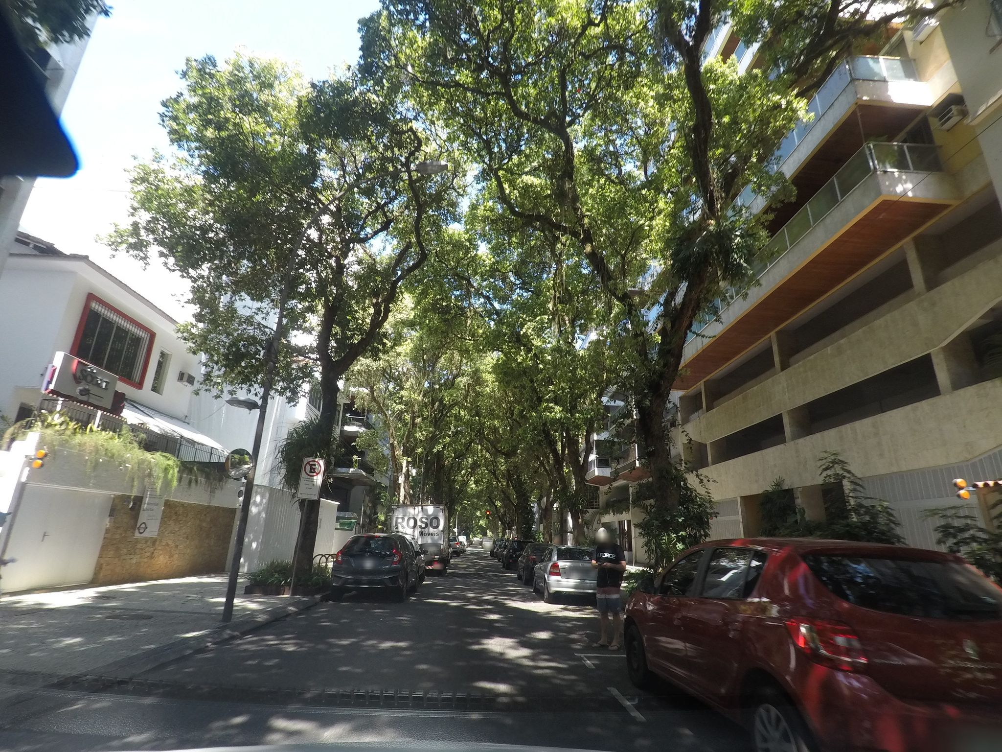 Street-level view near Edifício Pena Esmeralda, Ipanema
