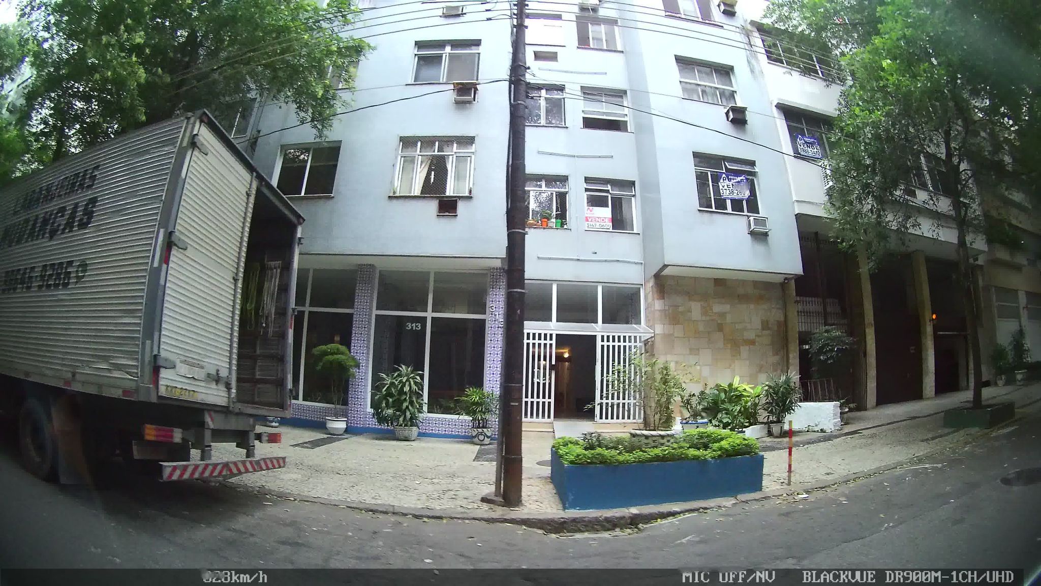 Street-level view near Edifício Pena Perola, Copacabana