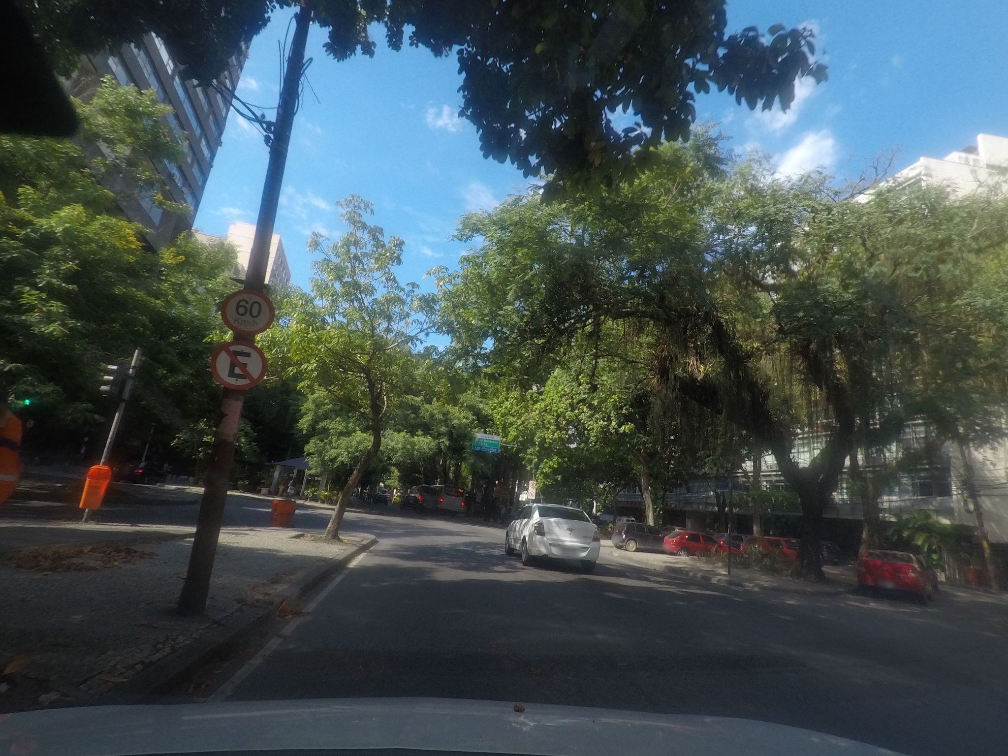 Street-level view near Edifício Pena Prata, Humaitá