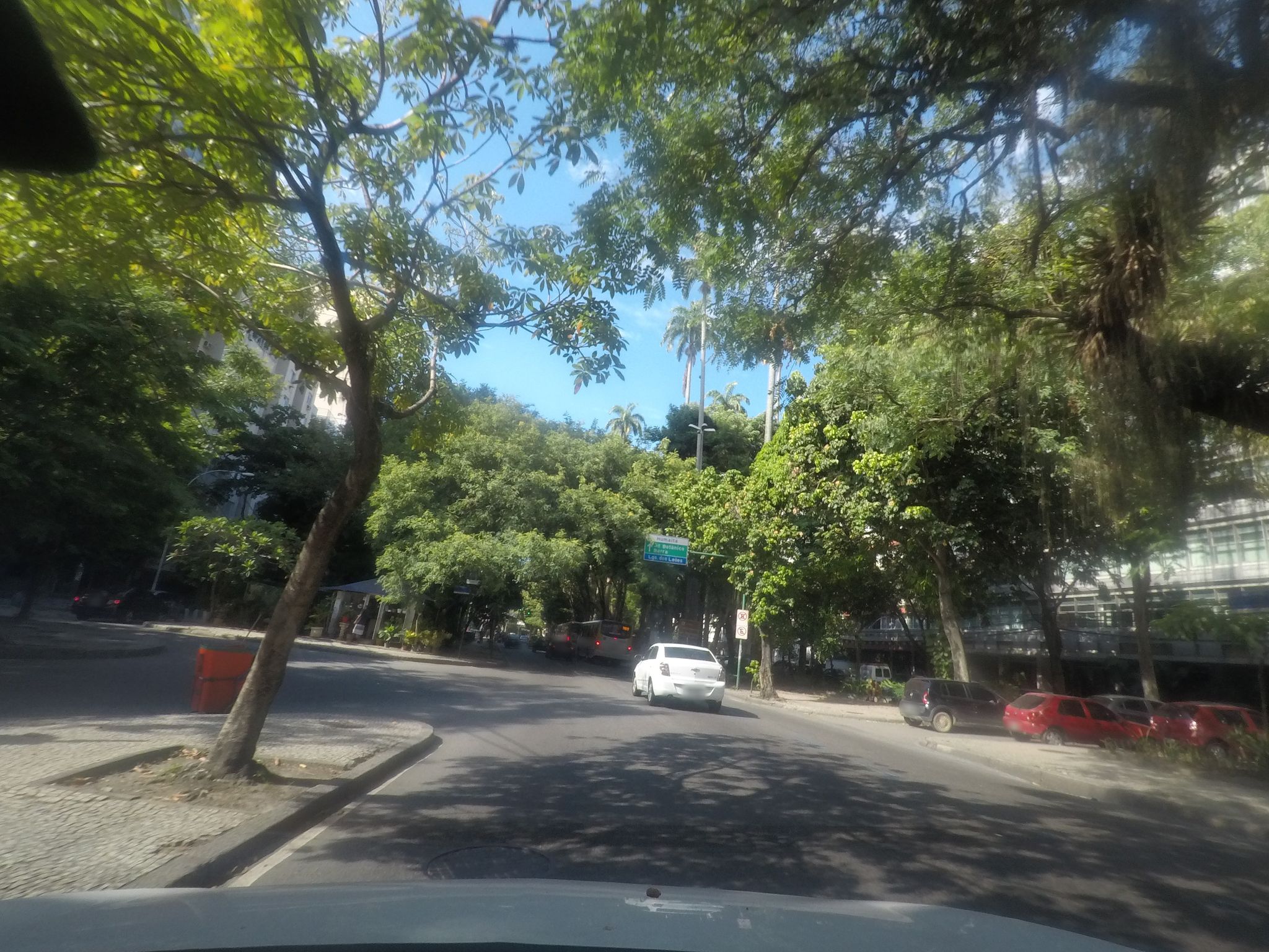 Street-level view near Edifício Pena Prata, Botafogo