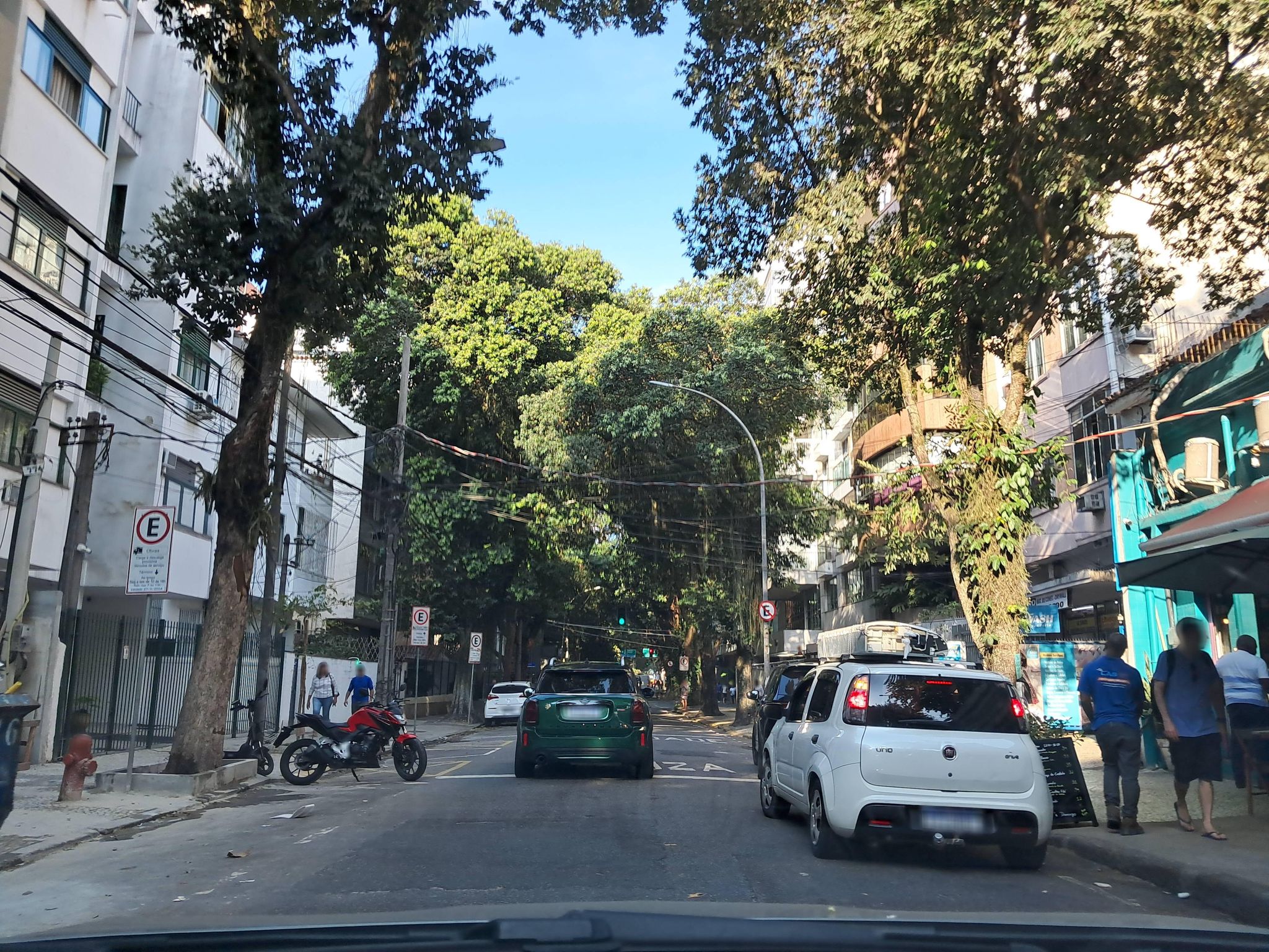 Street-level view near Edifício Percylau, Leblon