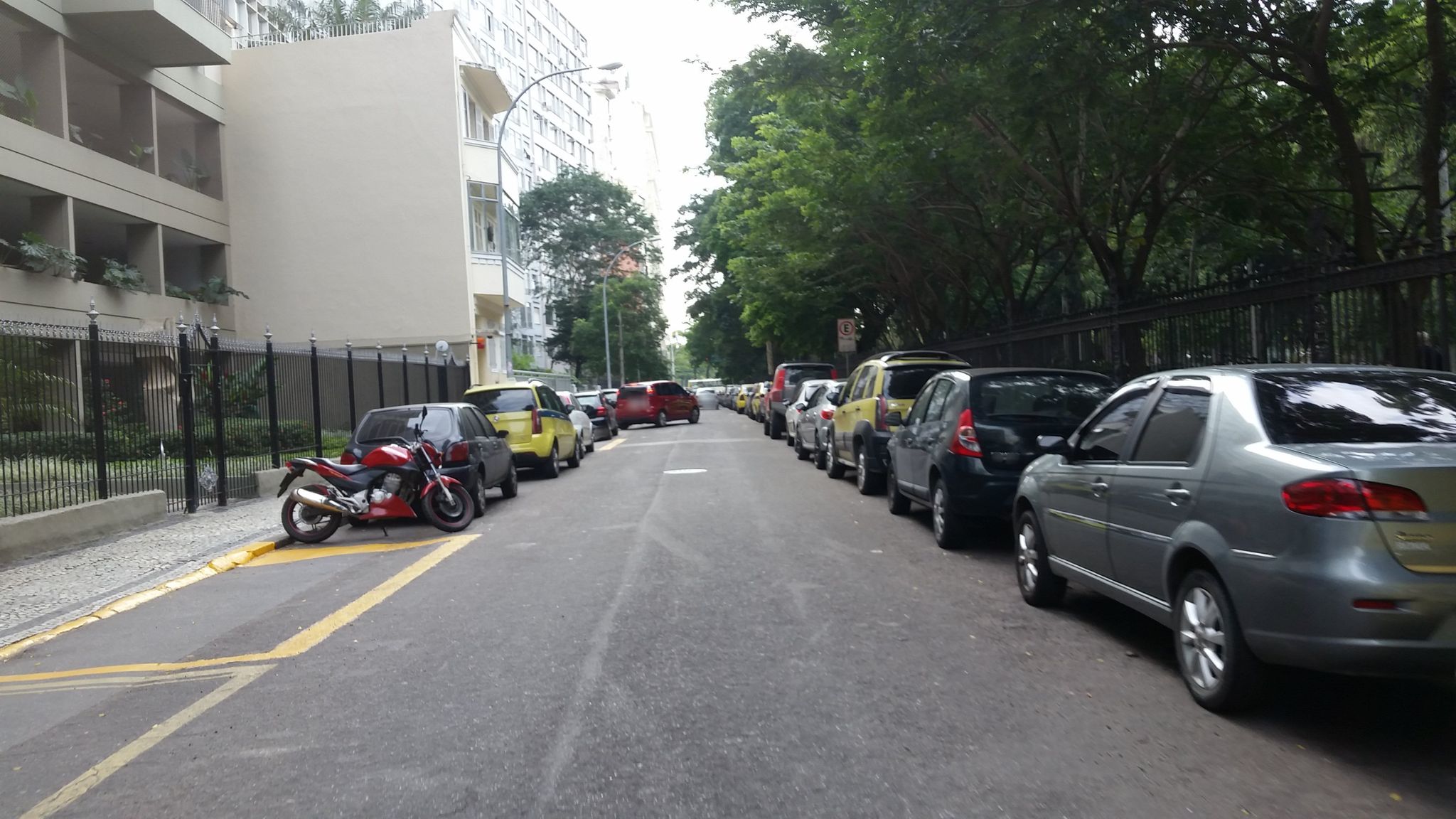 Street-level view near Edifício Perseu, Catete