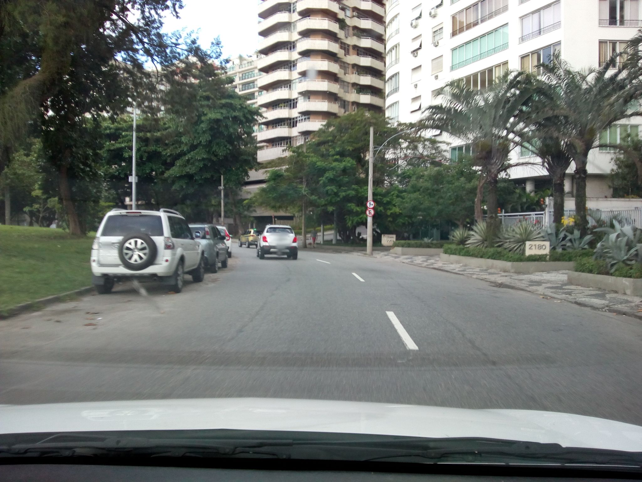 Street-level view near Edifício Picasso, Ipanema