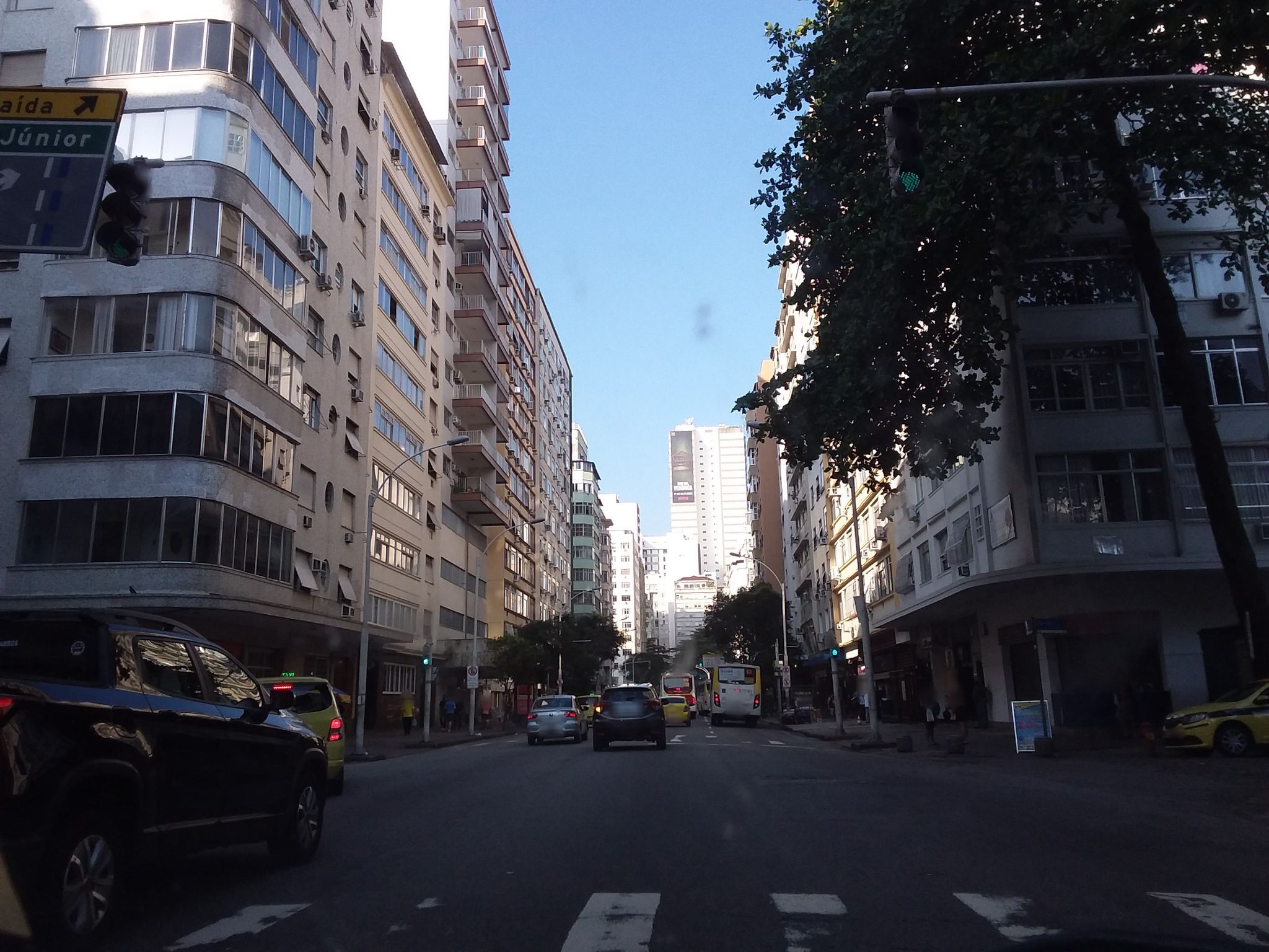 Street-level view near Edíficio Pindorama, Copacabana