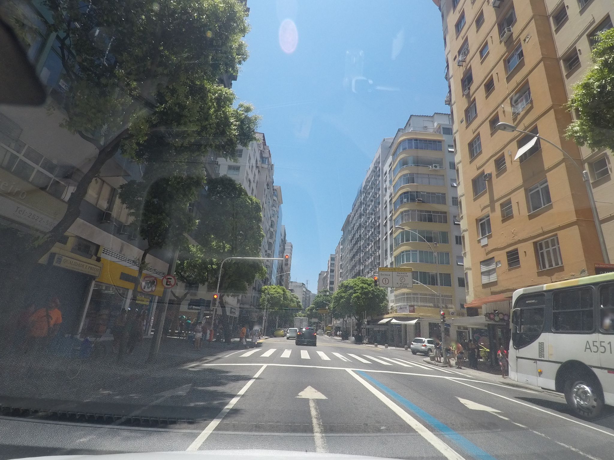 Street-level view near Edifício Pinheiro Machado, Copacabana
