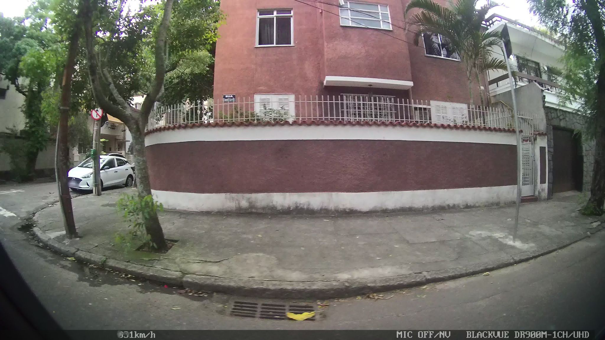 Street-level view near Edifício Pinheiro Martins, Urca