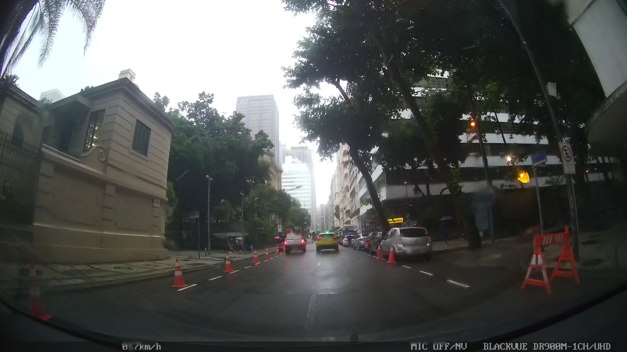 Street-level view near Edifício Pinto Ribeiro, Centro