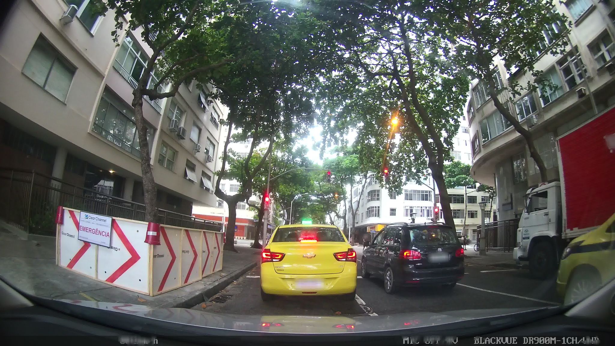 Street-level view near Edifício Pio XII, Leme