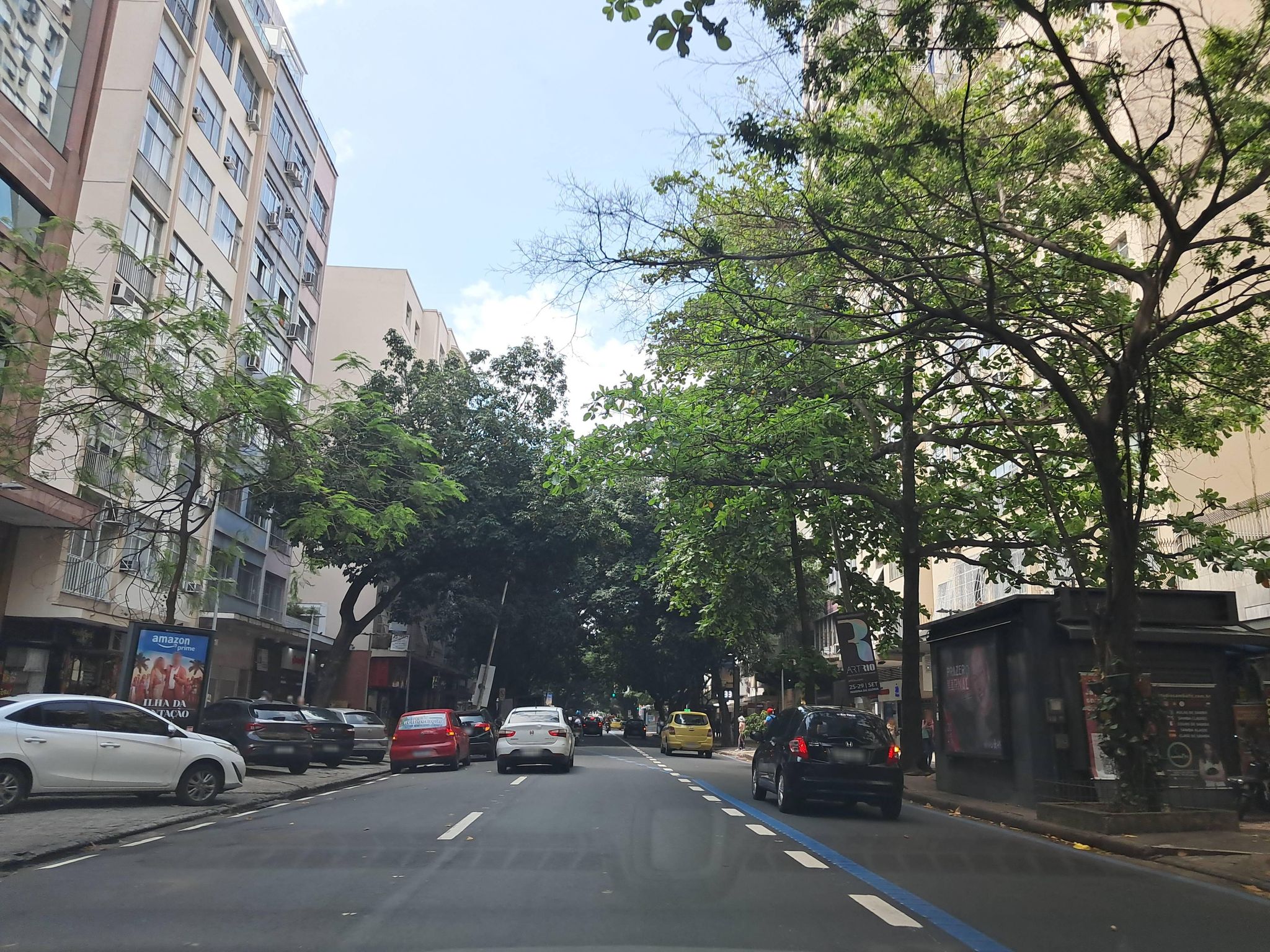 Street-level view near Edifício Pirajá, Ipanema