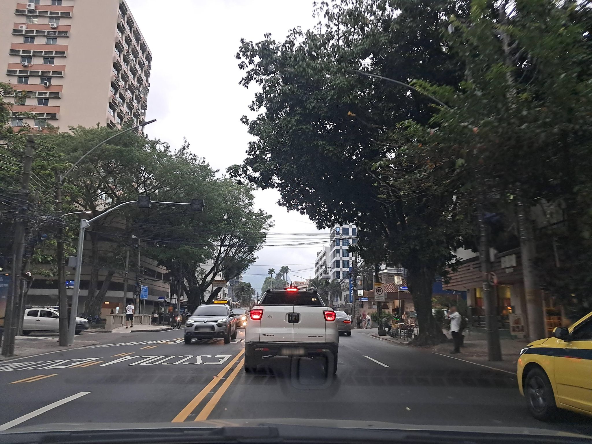 Street-level view near Edifício Piraque, Gávea