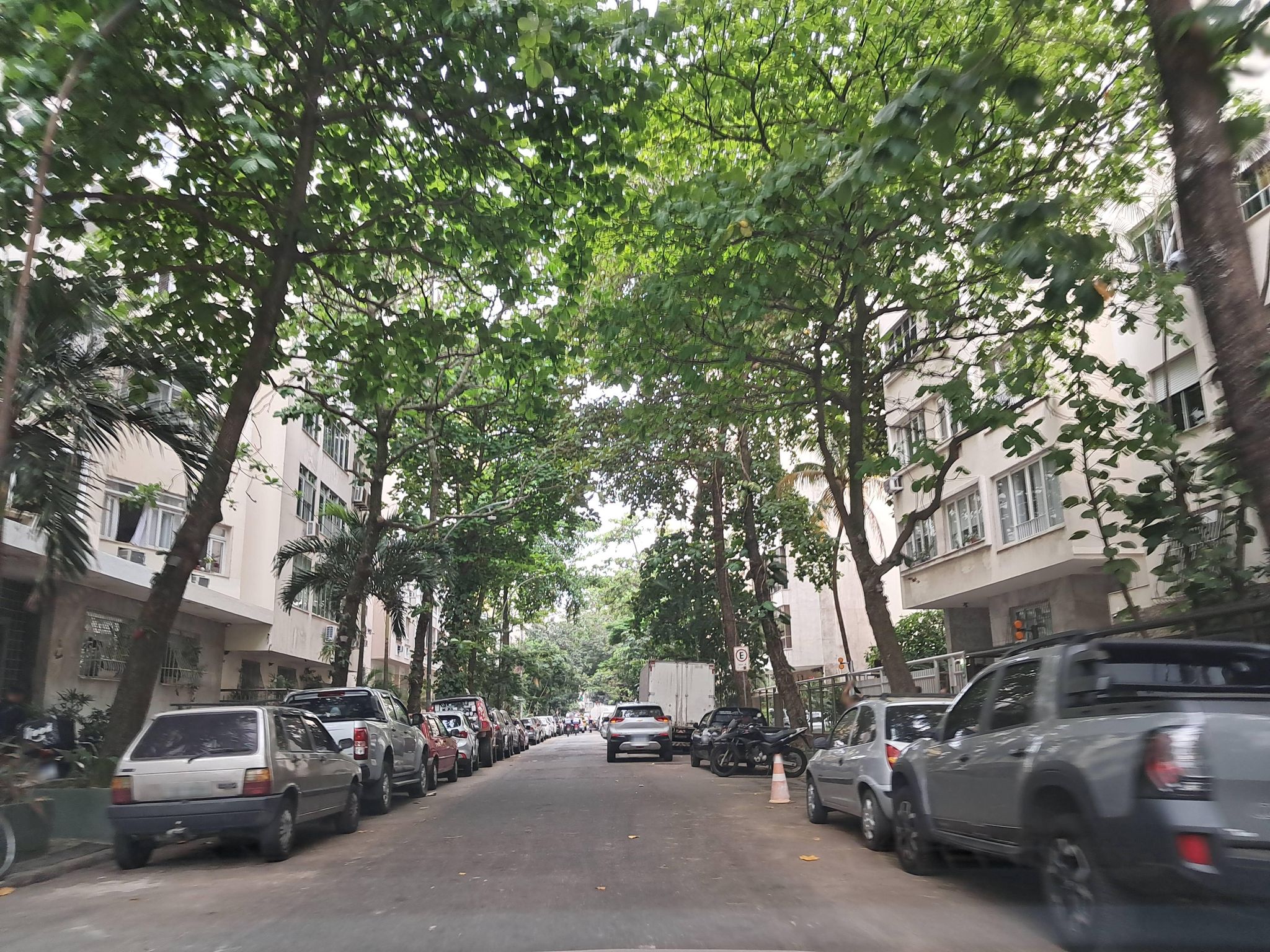 Street-level view near Edifício Pirauba, Ipanema