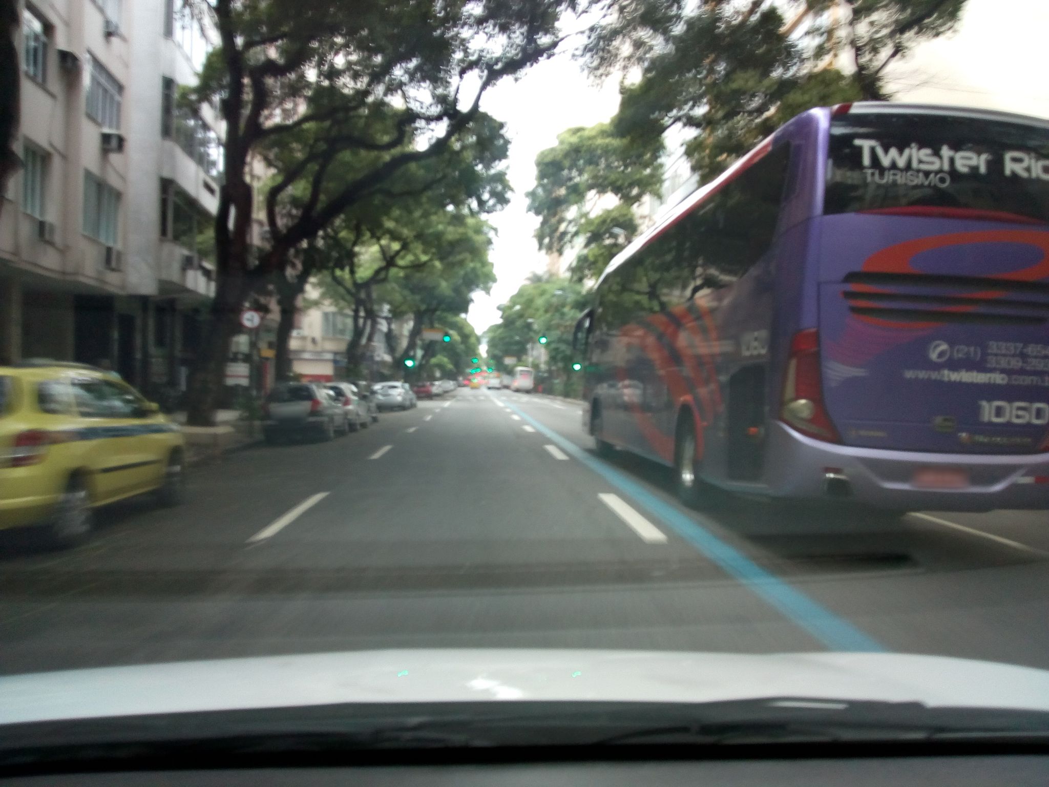 Street-level view near Edifício Piscina, Copacabana
