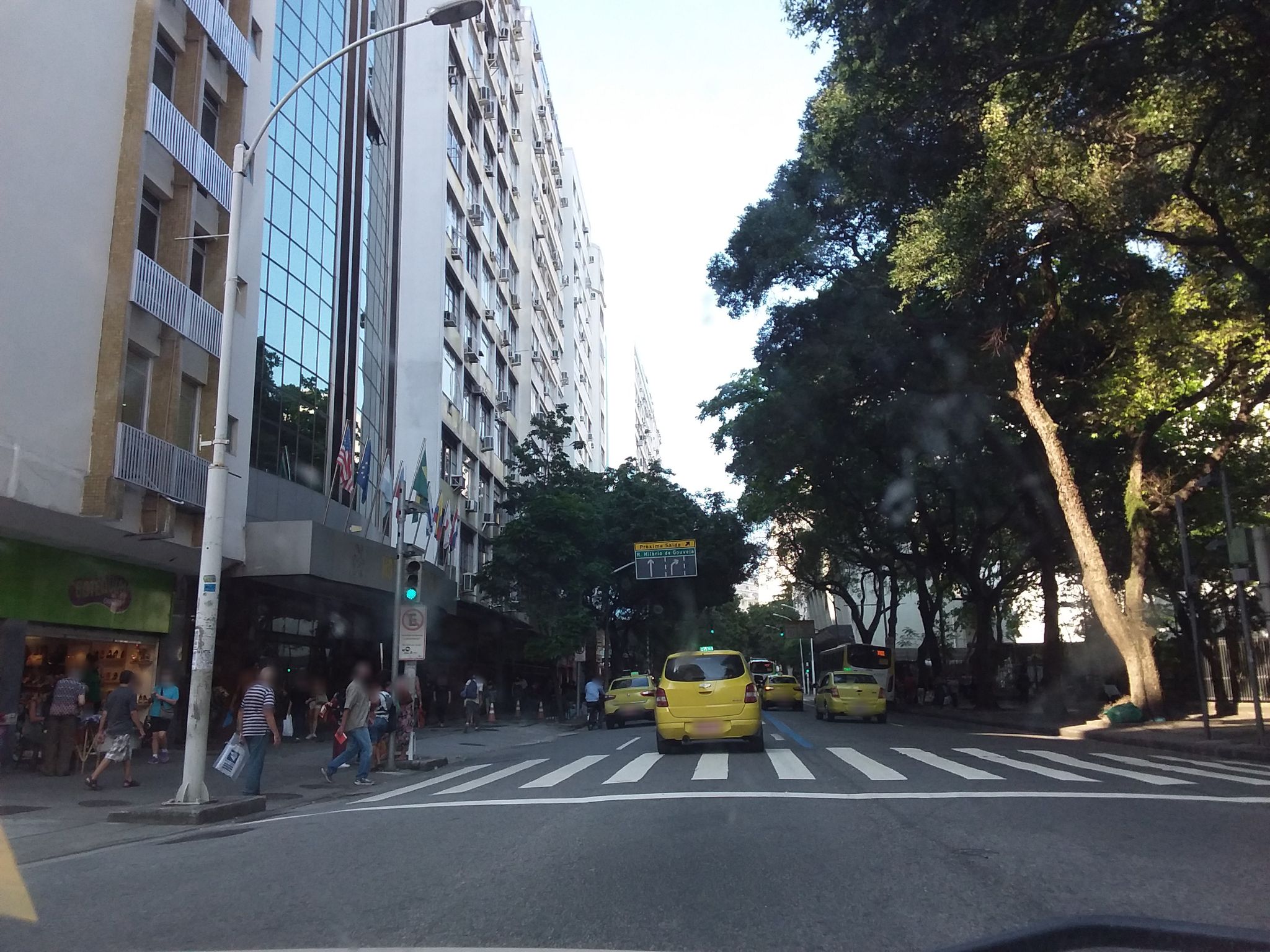 Street-level view near Edifício Pitaguary, Leme