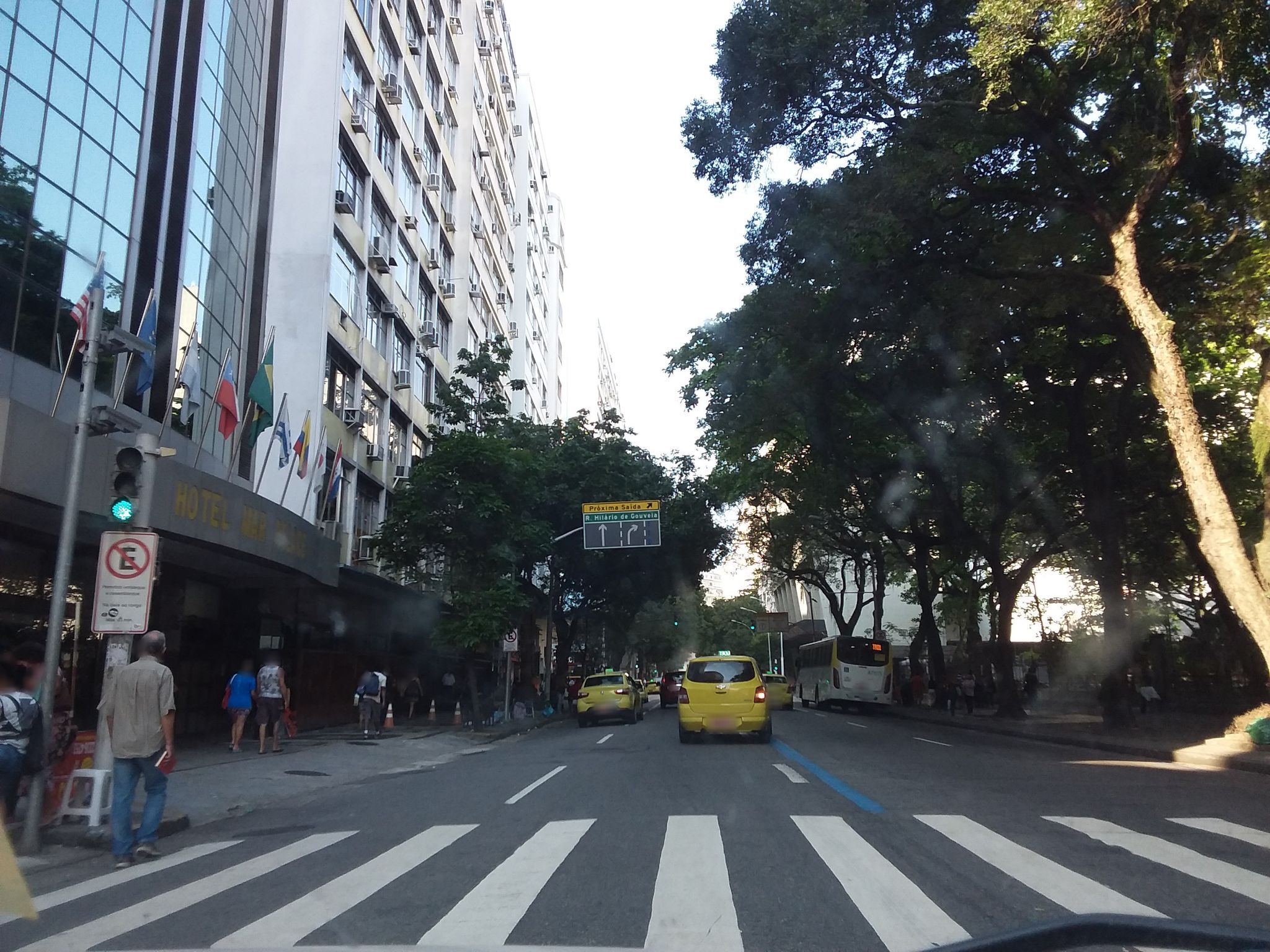 Street-level view near Edifício Pitaguary, Copacabana