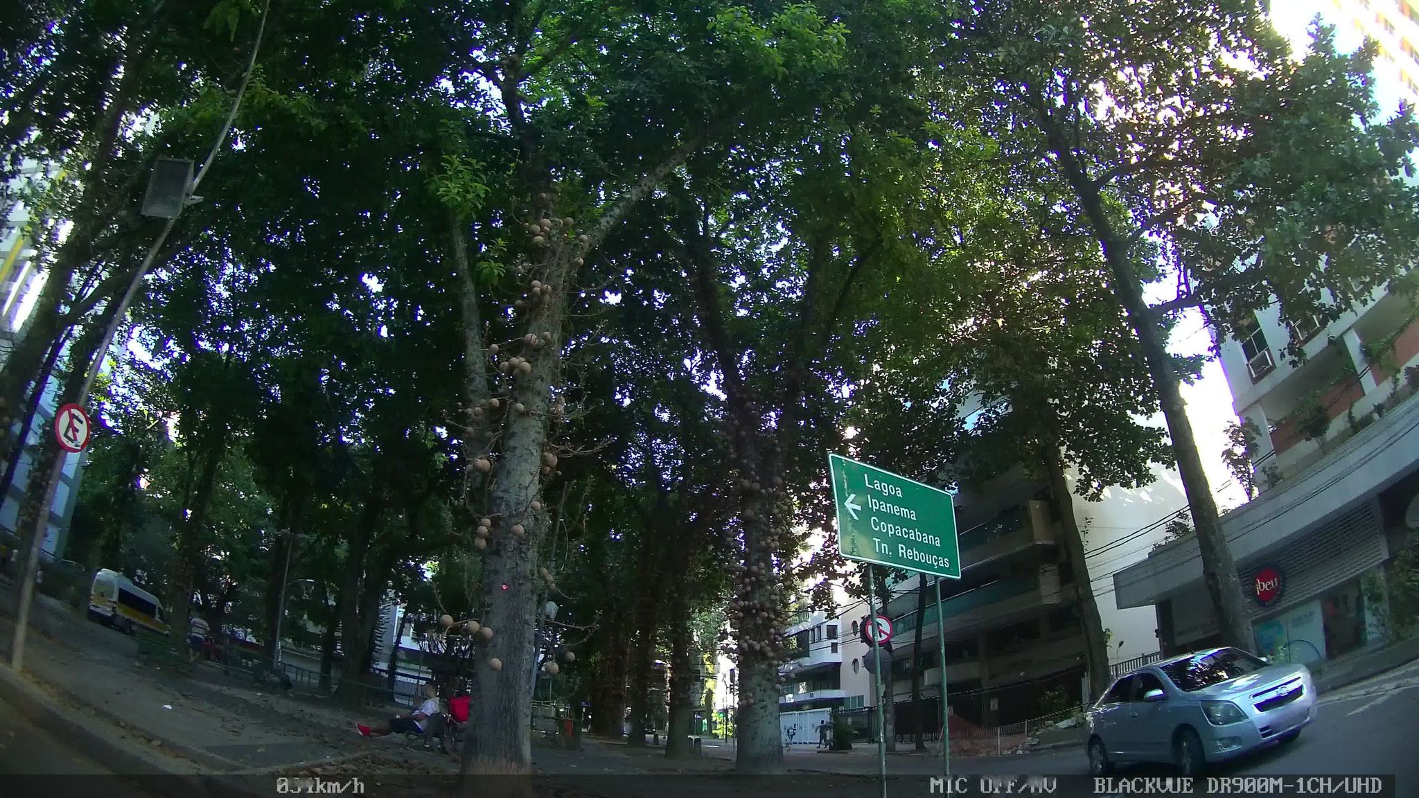 Street-level view near Edifício Place Royal, Leblon