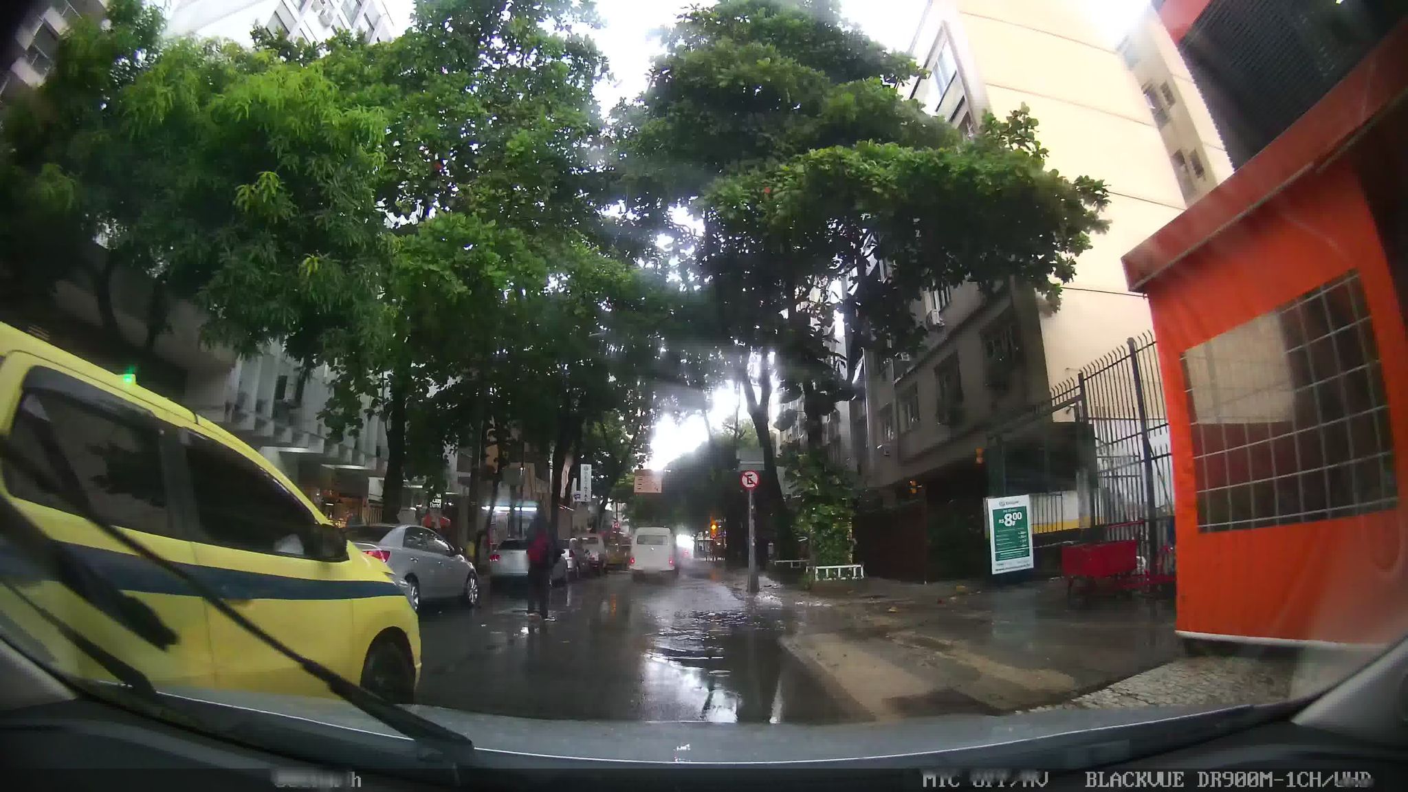 Street-level view near Edifício Poeta Luiz Carlos da Fonseca, Ipanema